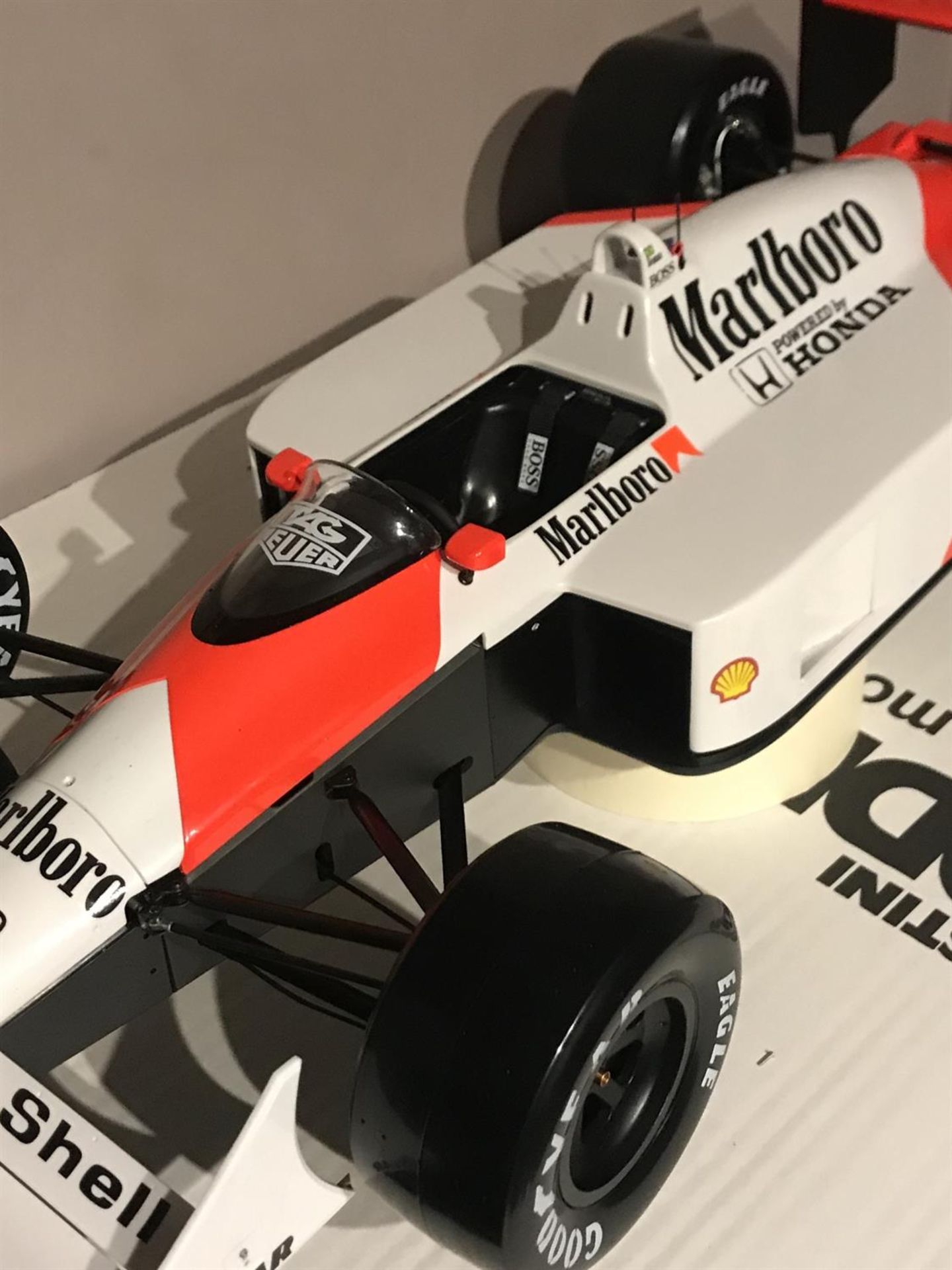 McLaren MP4/4 1:8th Scale Highly Detailed Kyosho DeAgostini Model with Display Case - Image 3 of 10