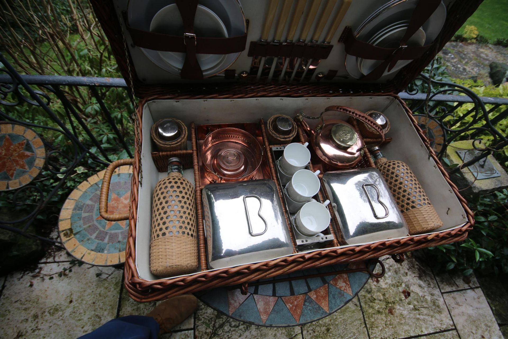 Fabulous Scott and Sons' c.1920s Fine Wicker Six-Person Picnic Set - Image 7 of 7