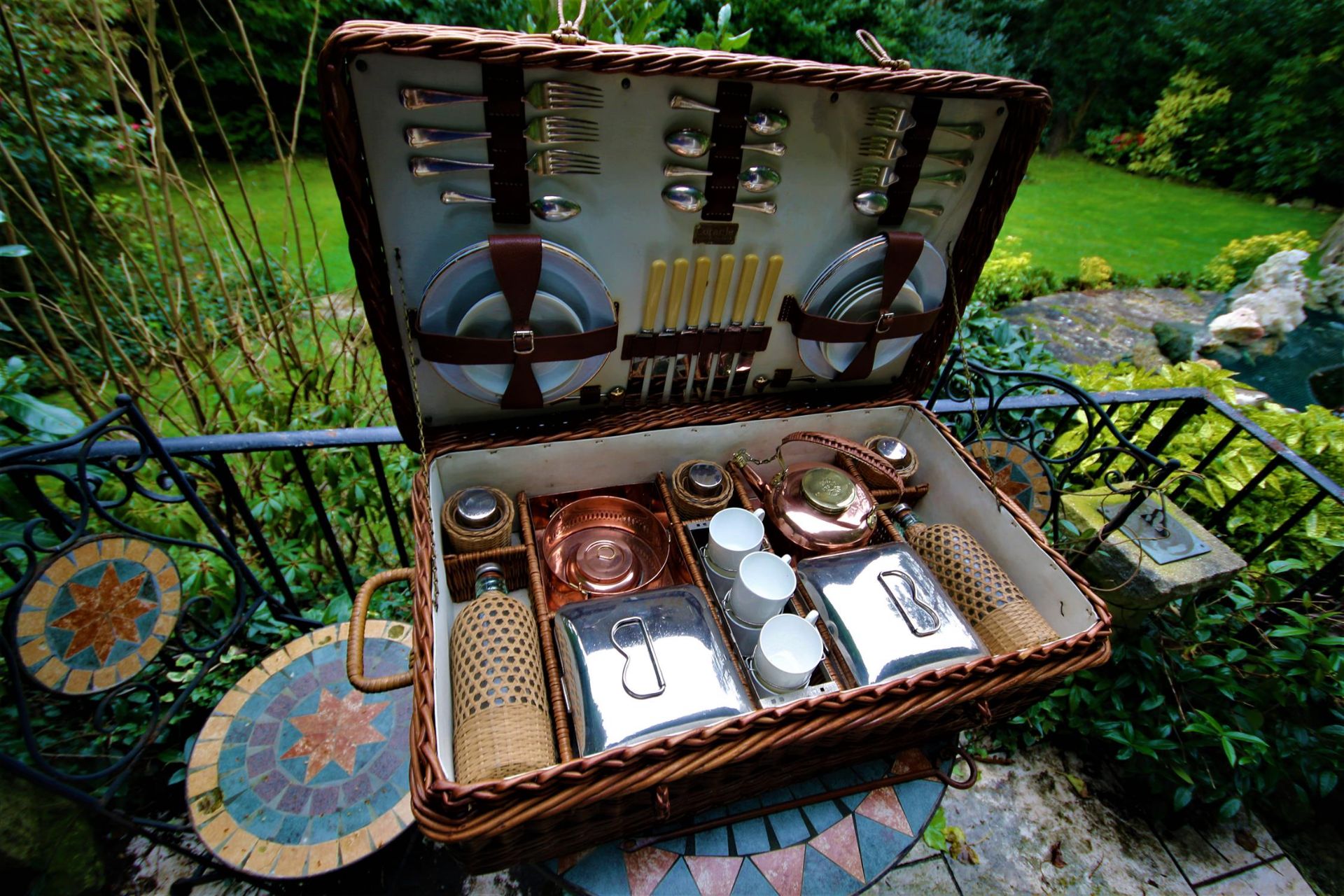 Fabulous Scott and Sons' c.1920s Fine Wicker Six-Person Picnic Set - Image 5 of 7
