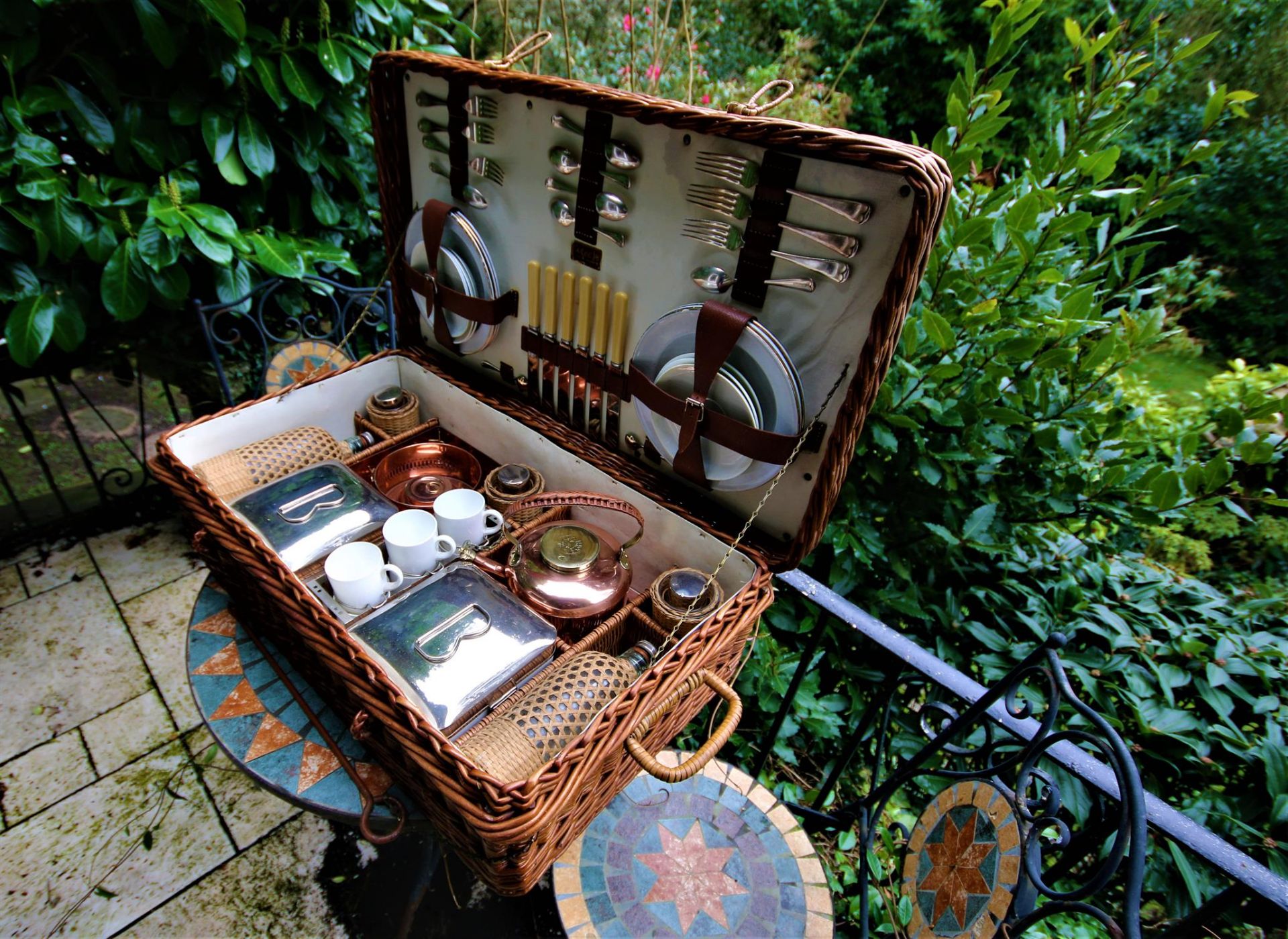 Fabulous Scott and Sons' c.1920s Fine Wicker Six-Person Picnic Set - Image 6 of 7