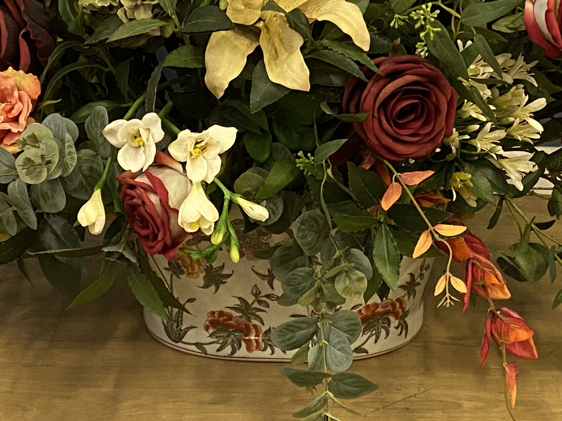 Bouquet of artificial flowers in ceramic jardiniere; together with another - Bild 3 aus 5