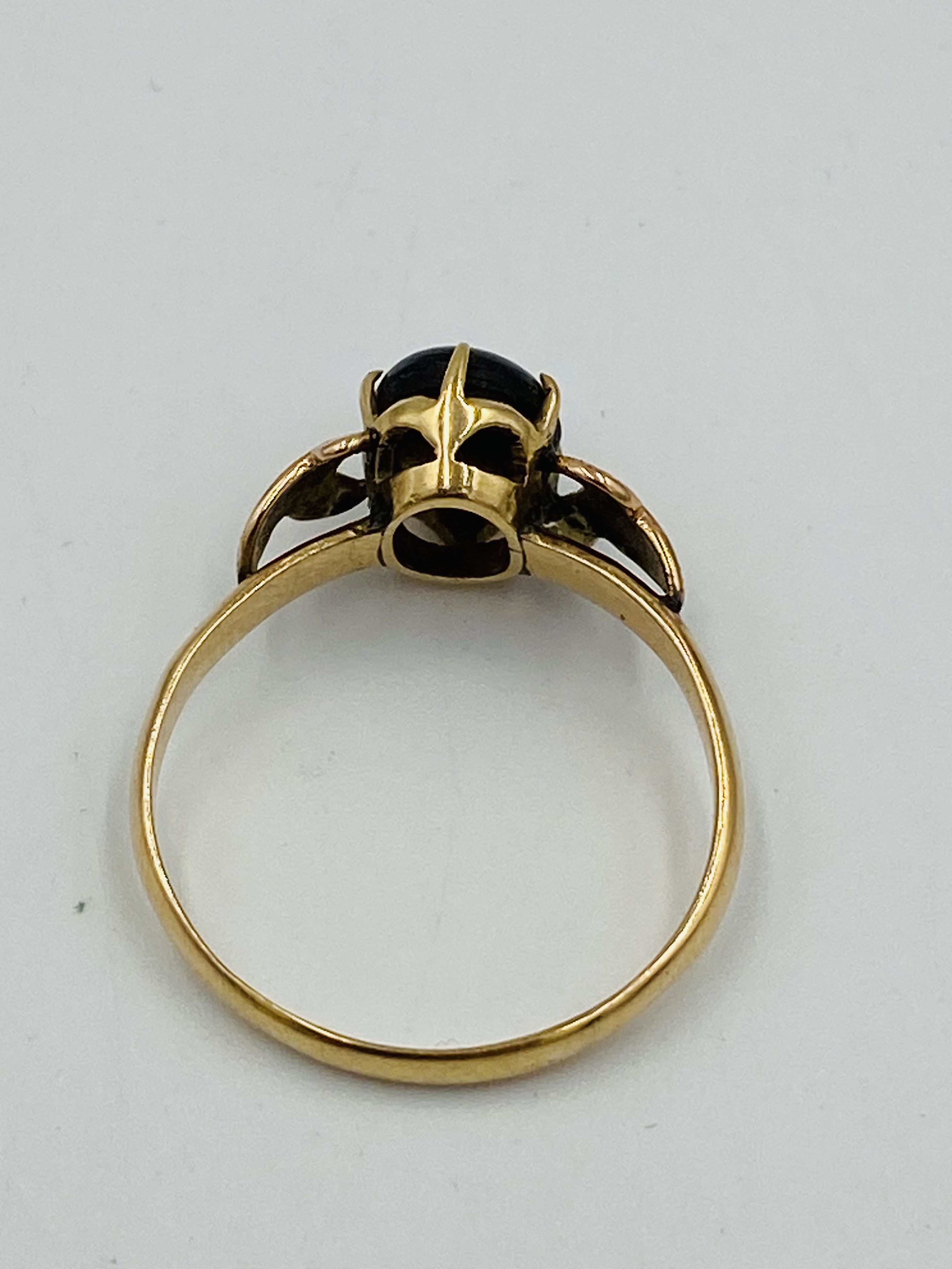 9ct gold ring set with a sapphire cabochon - Image 7 of 9