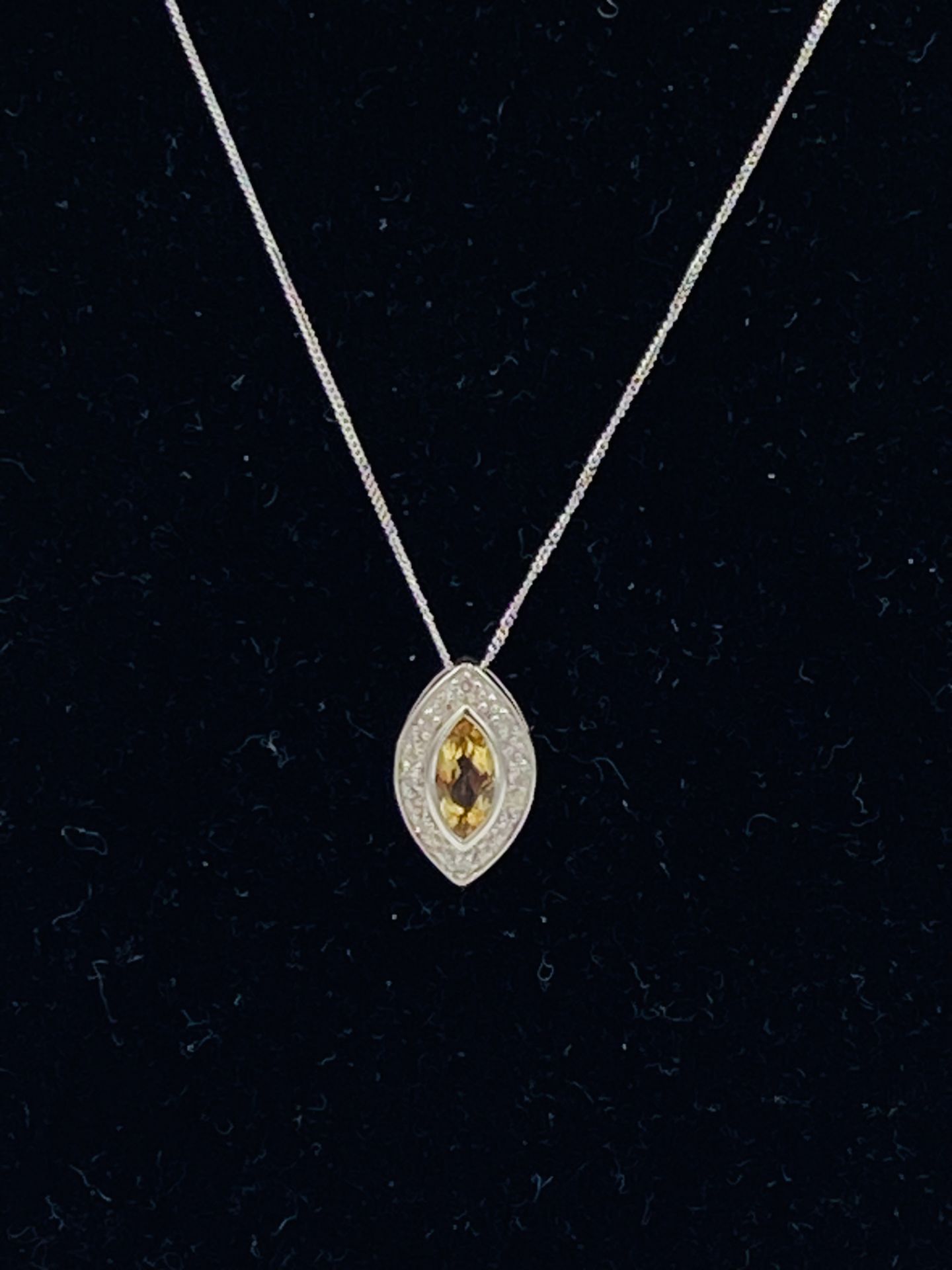 9ct white gold pendant set with a yellow stone on a 9ct white gold chain. - Bild 2 aus 6