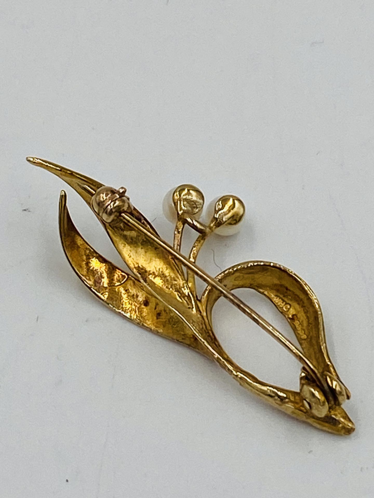 9ct gold brooch set with two pearls - Image 3 of 3