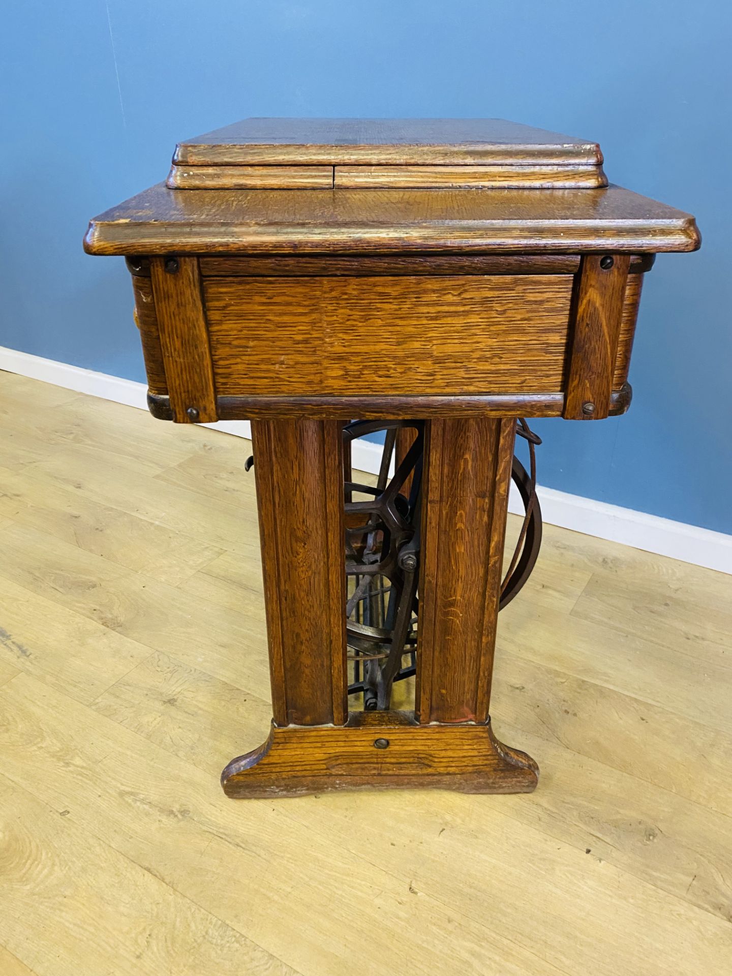 Singer treadle sewing machine - Image 5 of 5
