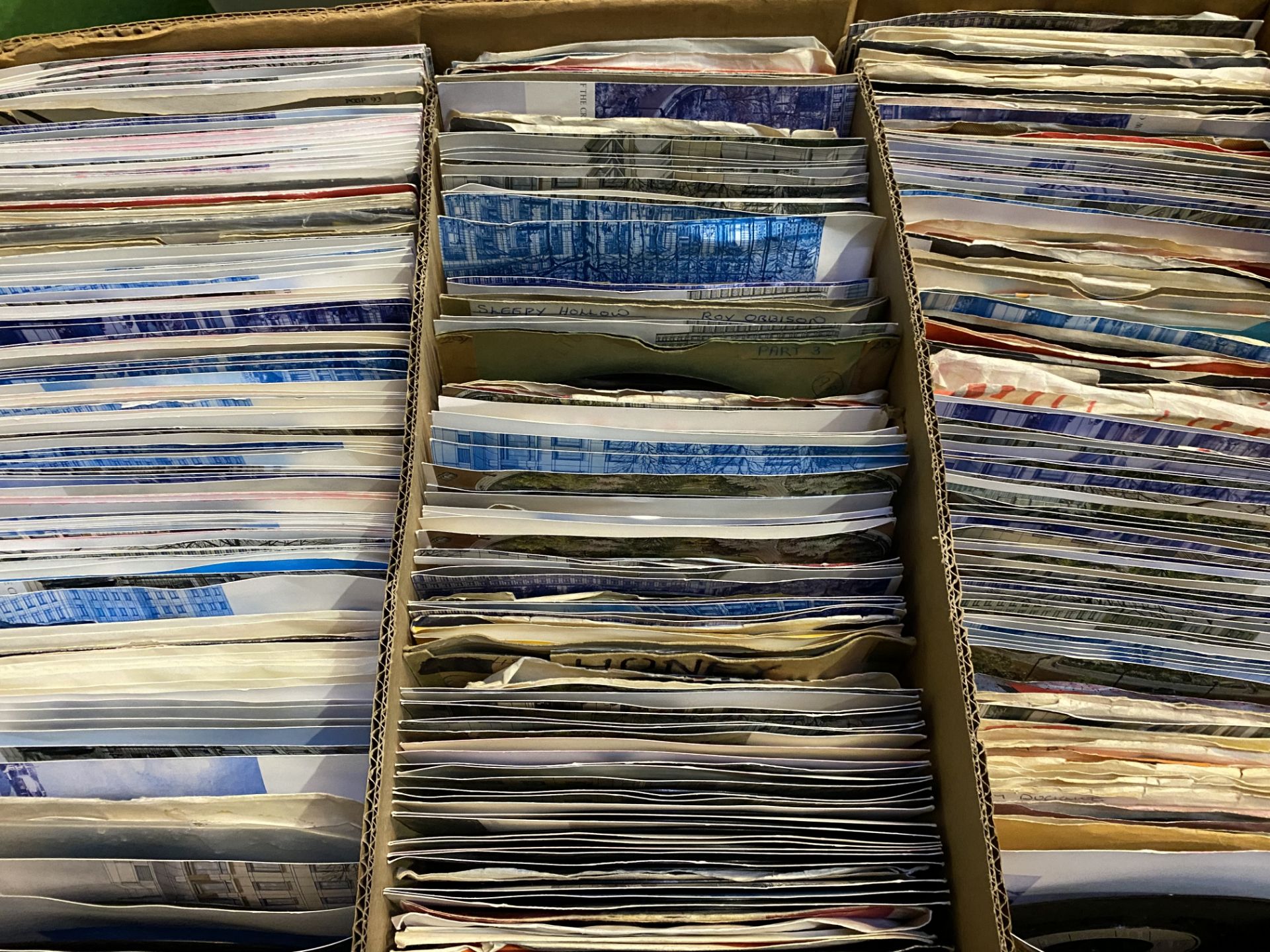 Quantity of vinyl singles without covers. - Image 8 of 9