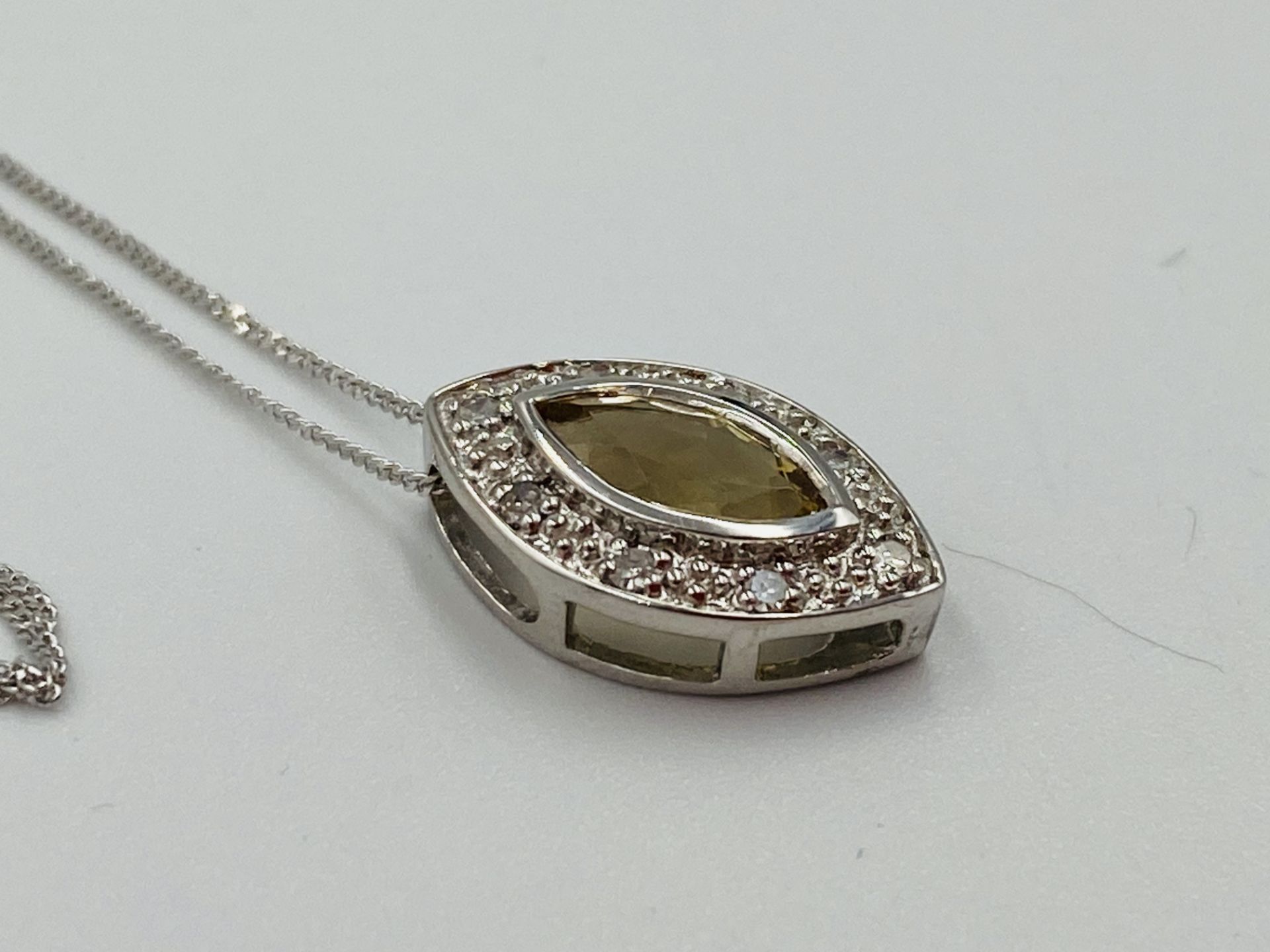 9ct white gold pendant set with a yellow stone on a 9ct white gold chain. - Bild 6 aus 6