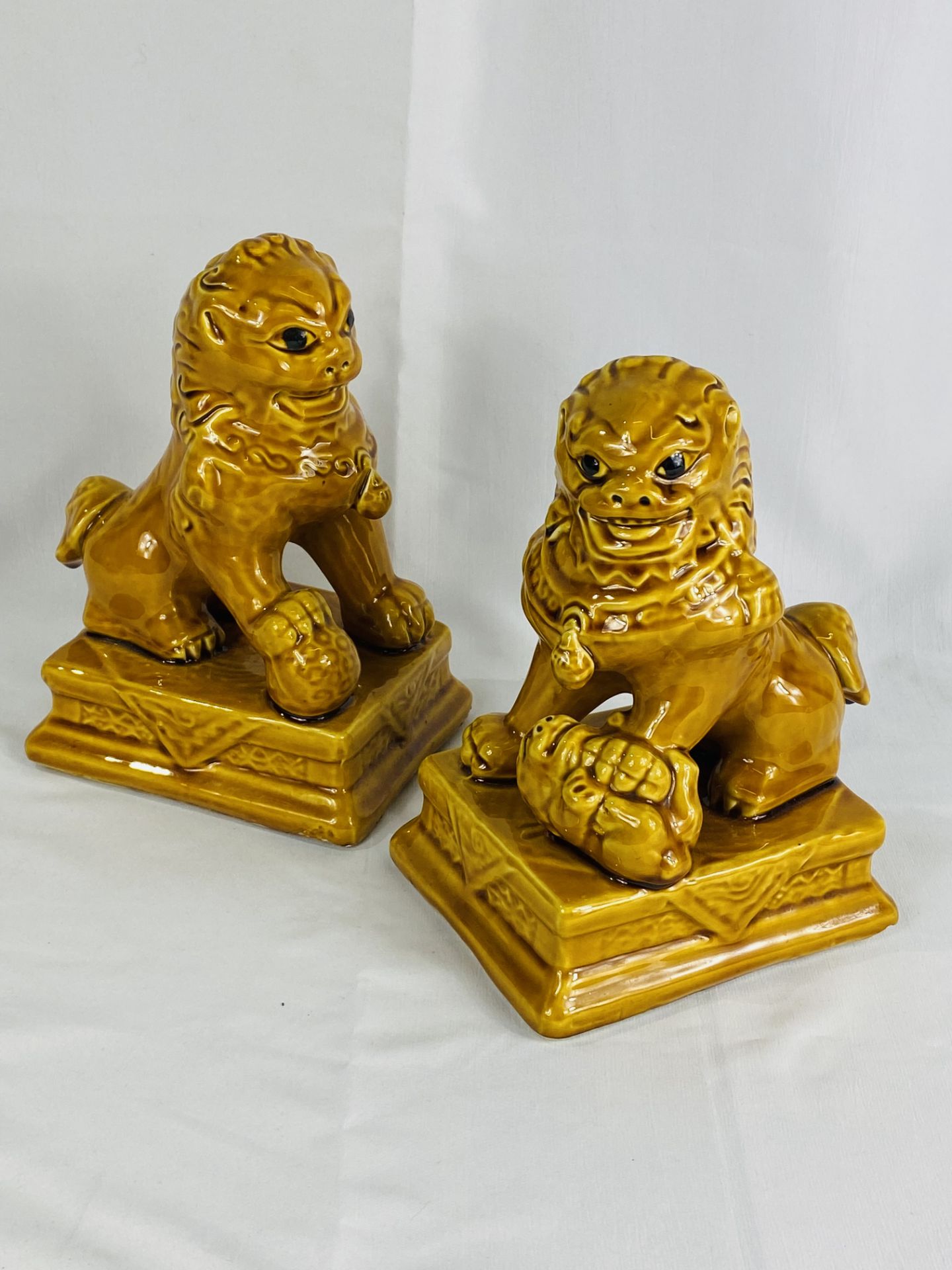 Pair of ceramic Foo Dogs, - Bild 2 aus 3