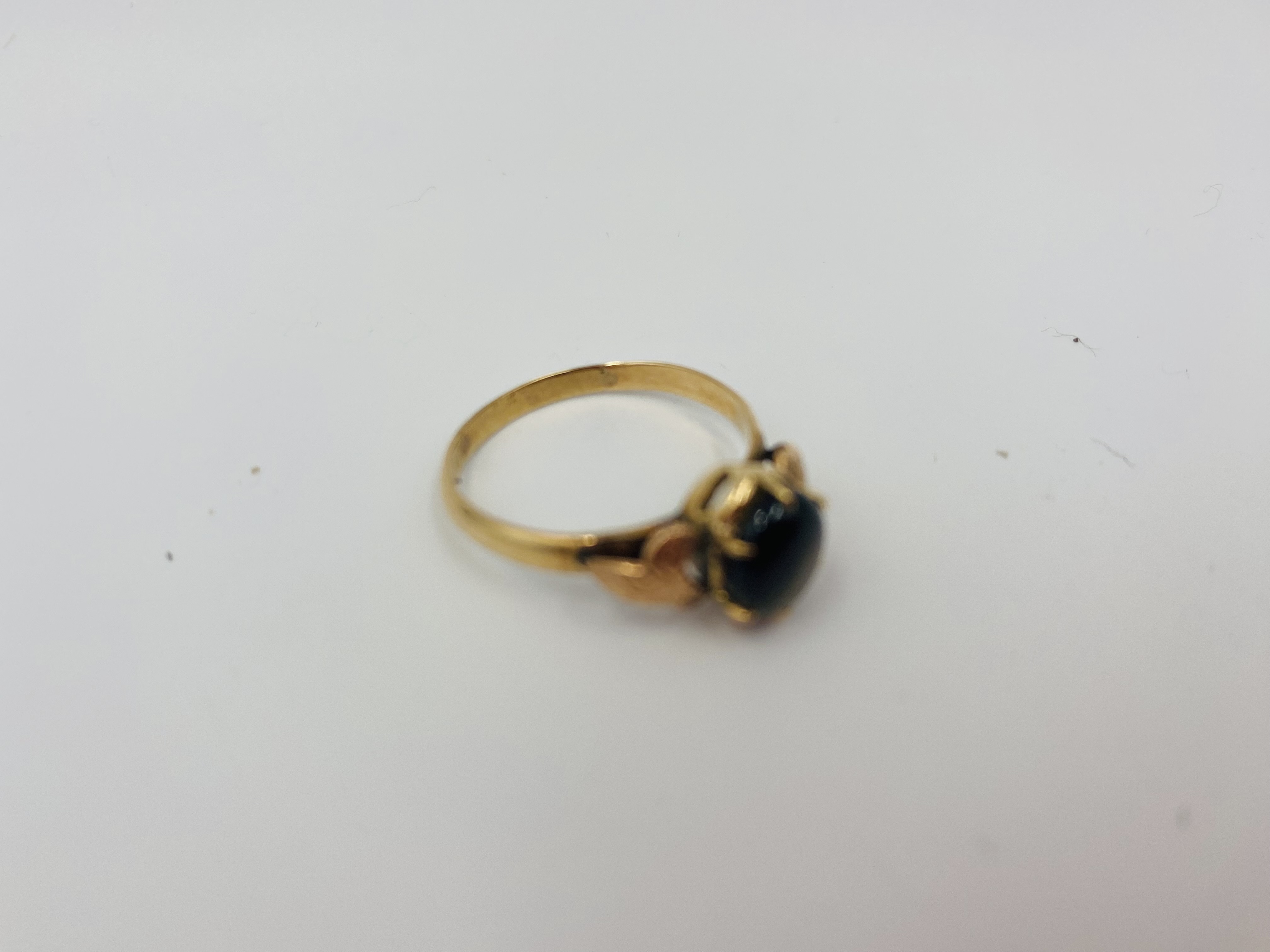 9ct gold ring set with a sapphire cabochon - Image 4 of 9