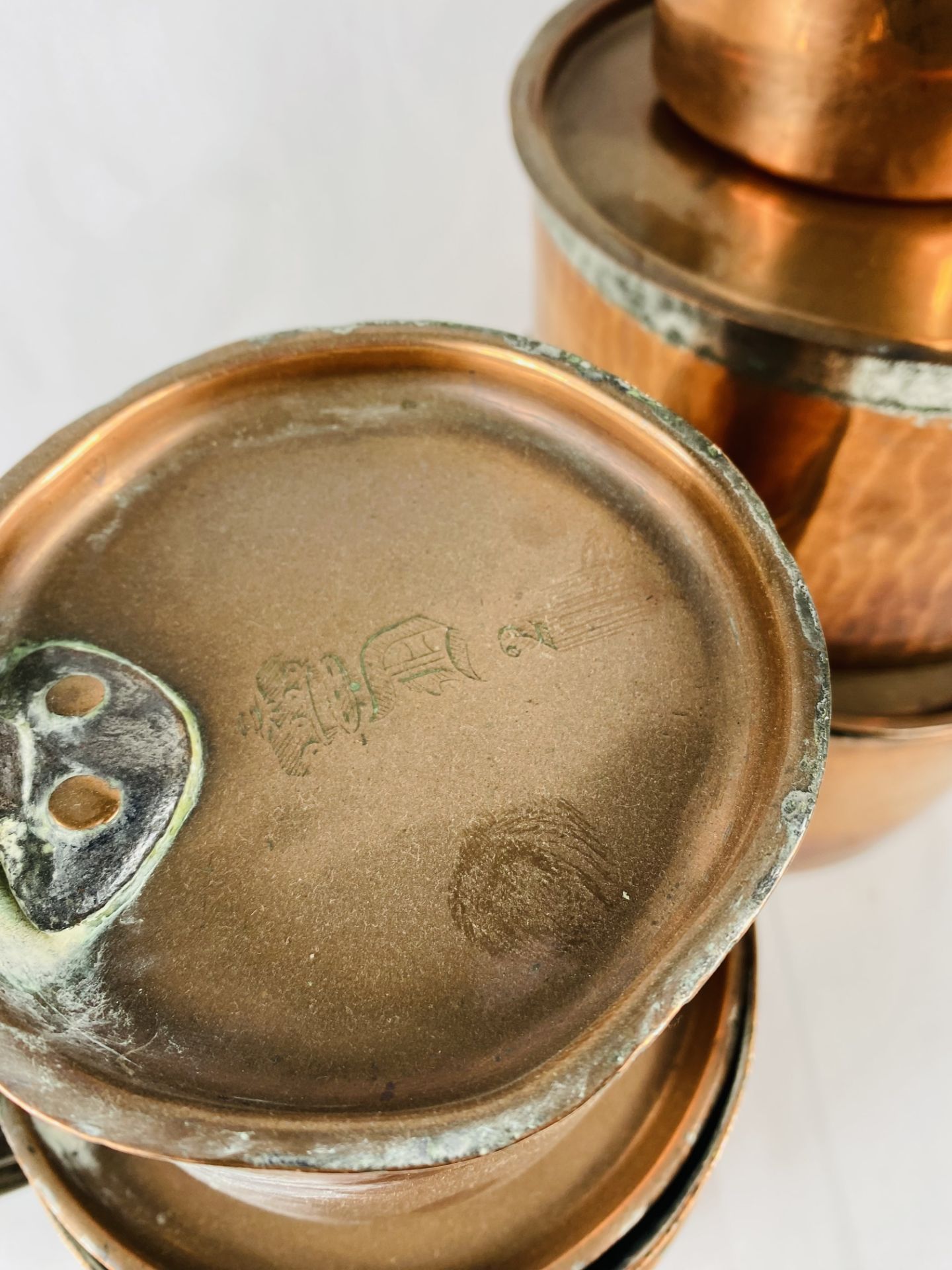 Seven Victorian tin lined copper saucepans with lids - Image 3 of 4