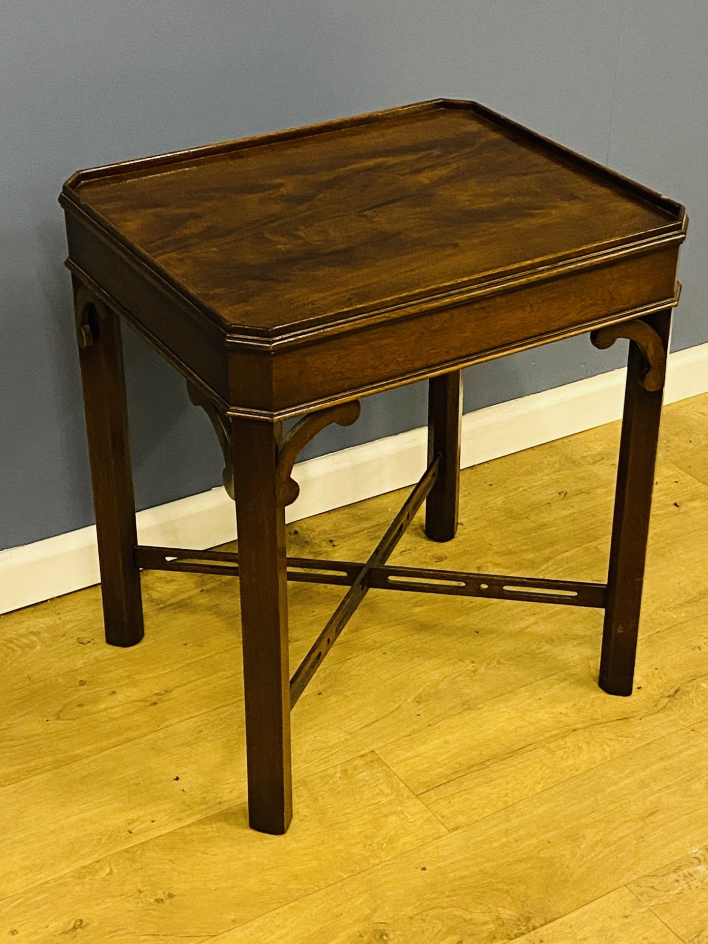 Brights of Nettlebed mahogany occasional table - Image 3 of 4