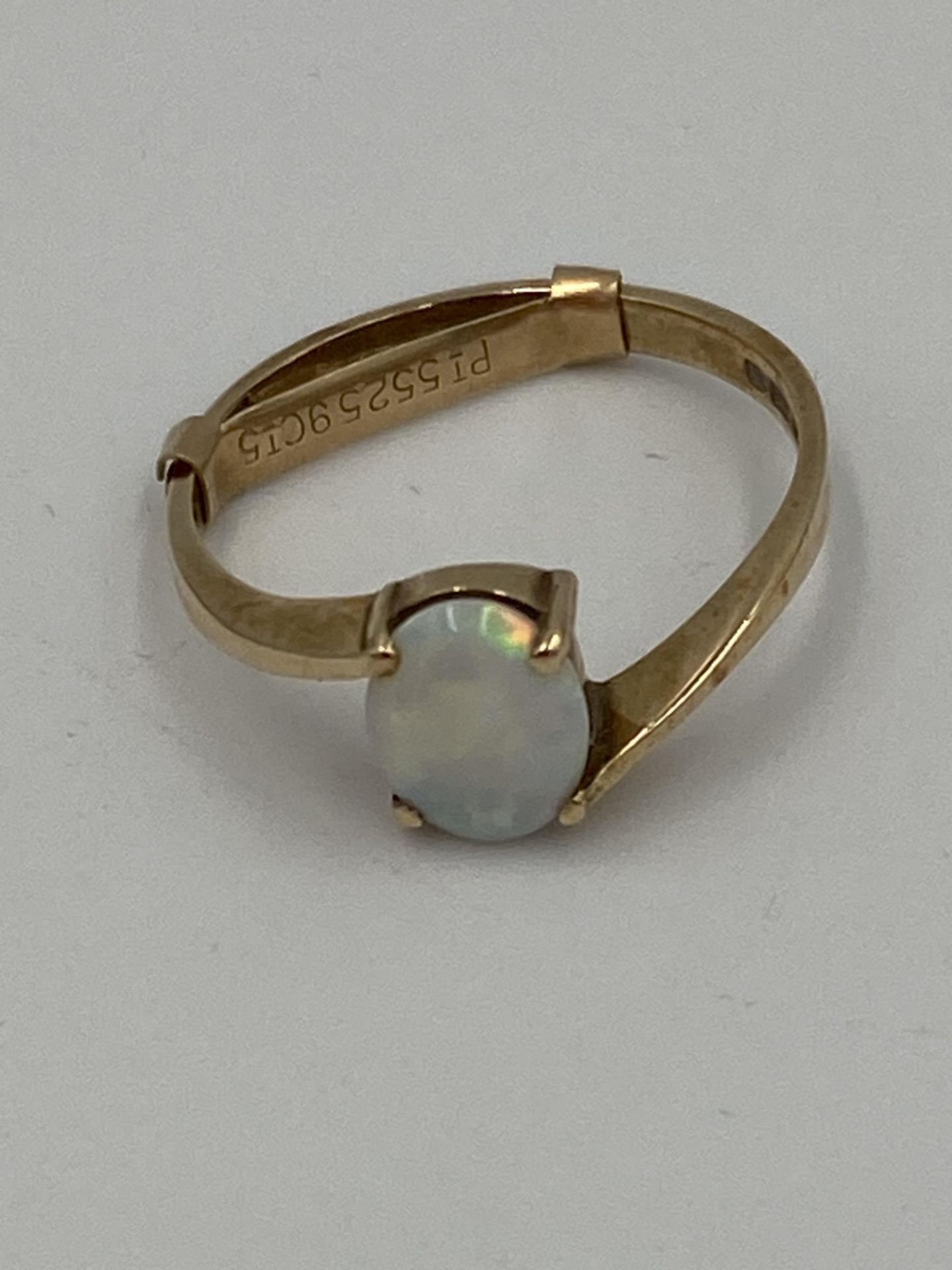 9ct gold ring set with an opal