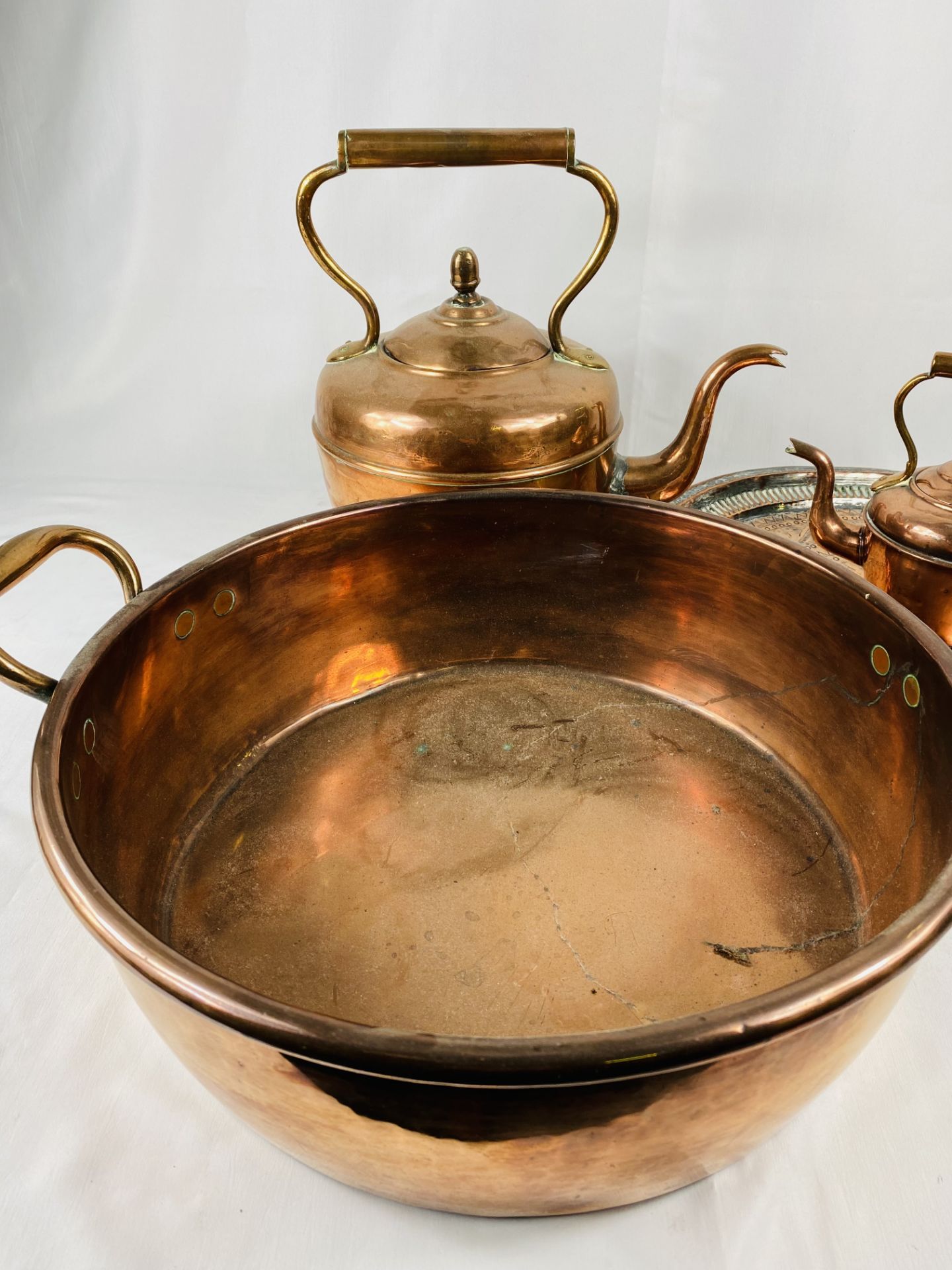 Two copper kettles, a copper pan and engraved copper tray - Image 2 of 4