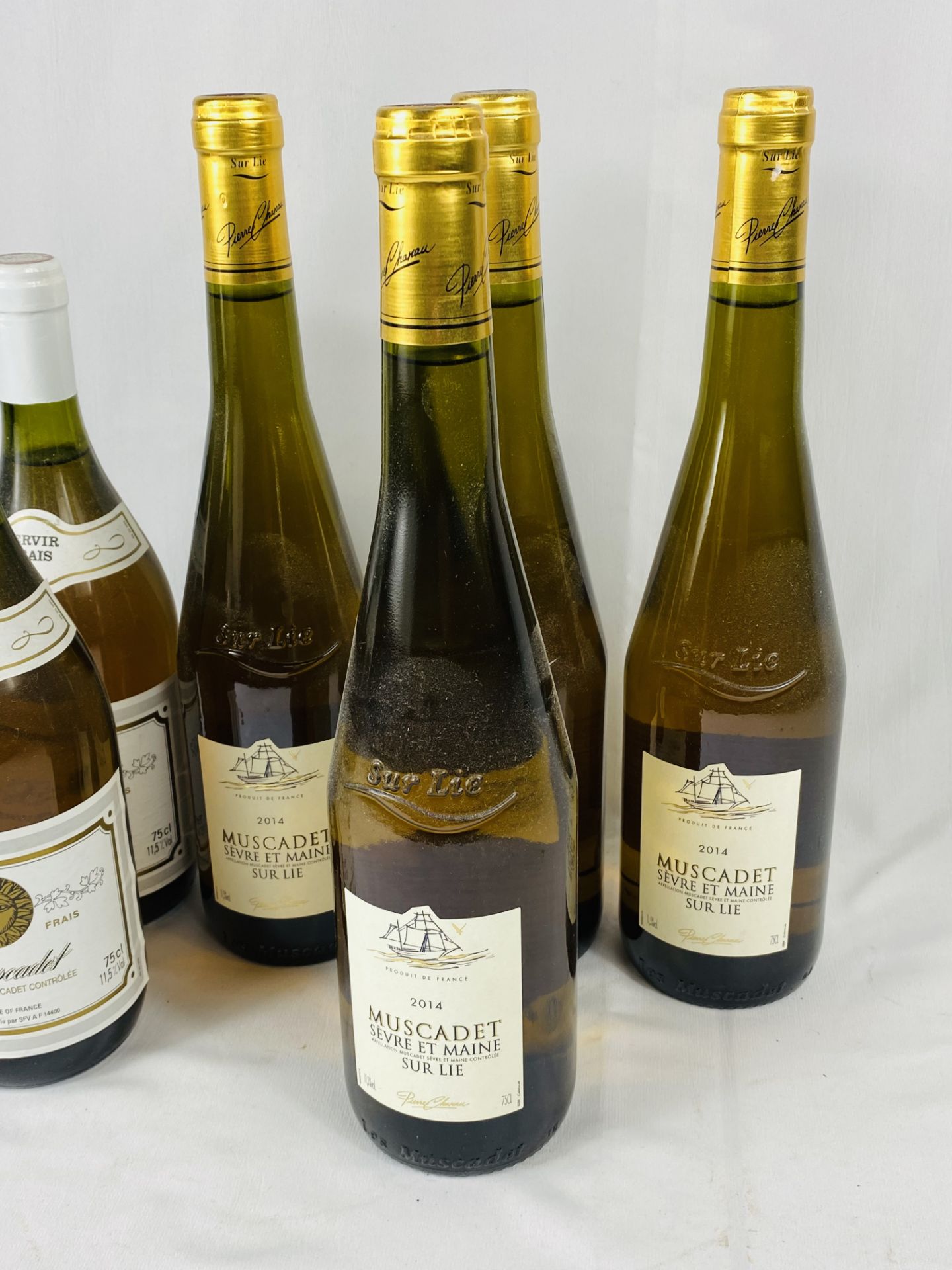 Four bottles 75cl of Muscadet Sèvre et Maine; together with two 75cl bottles of Muscadet - Image 2 of 4