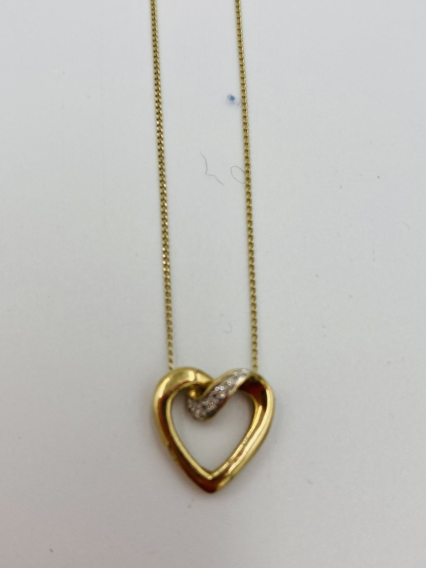 9ct gold heart shaped pendant on 9ct gold chain - Image 3 of 4