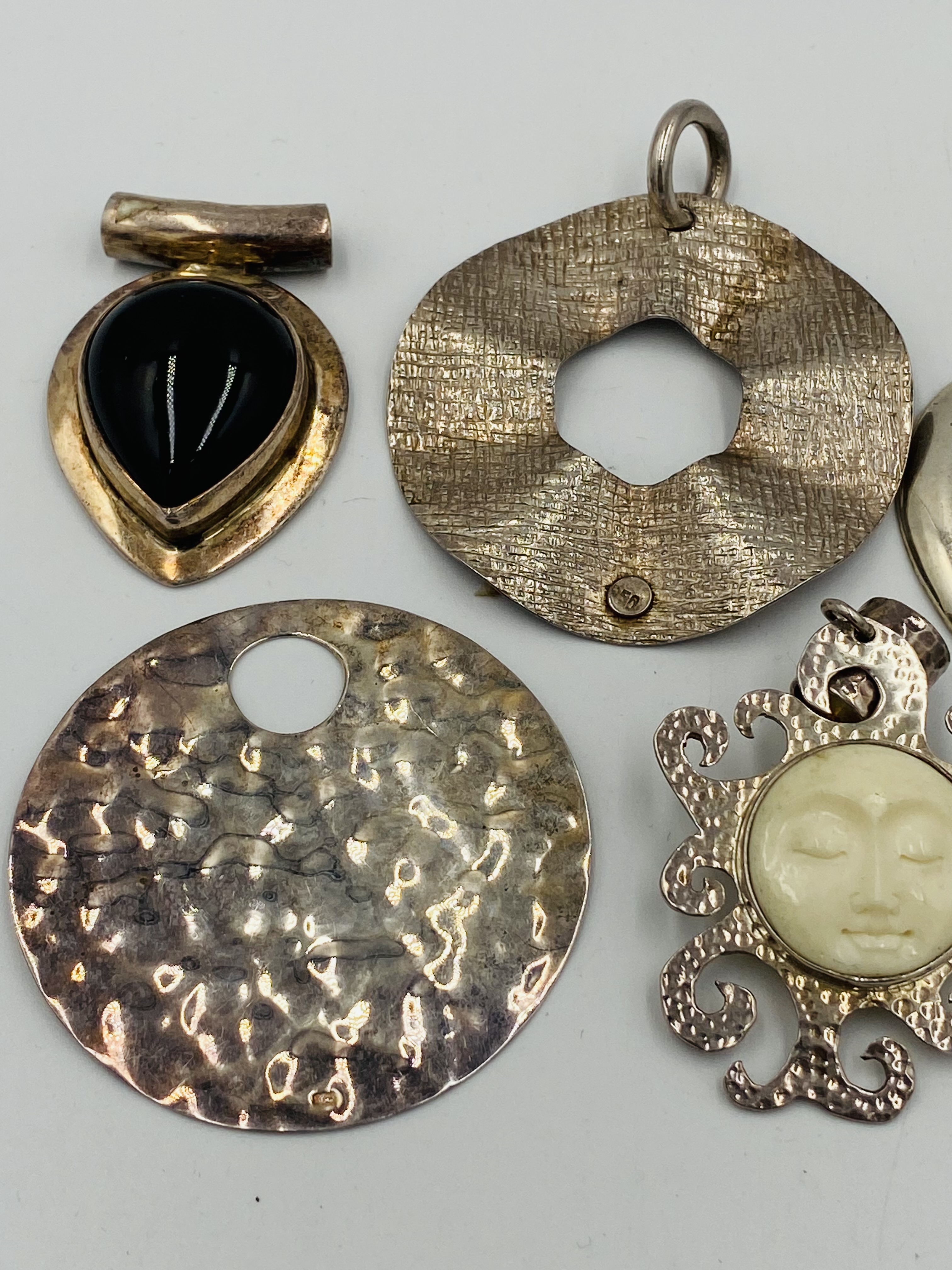 Five sterling silver pendants - Image 3 of 3