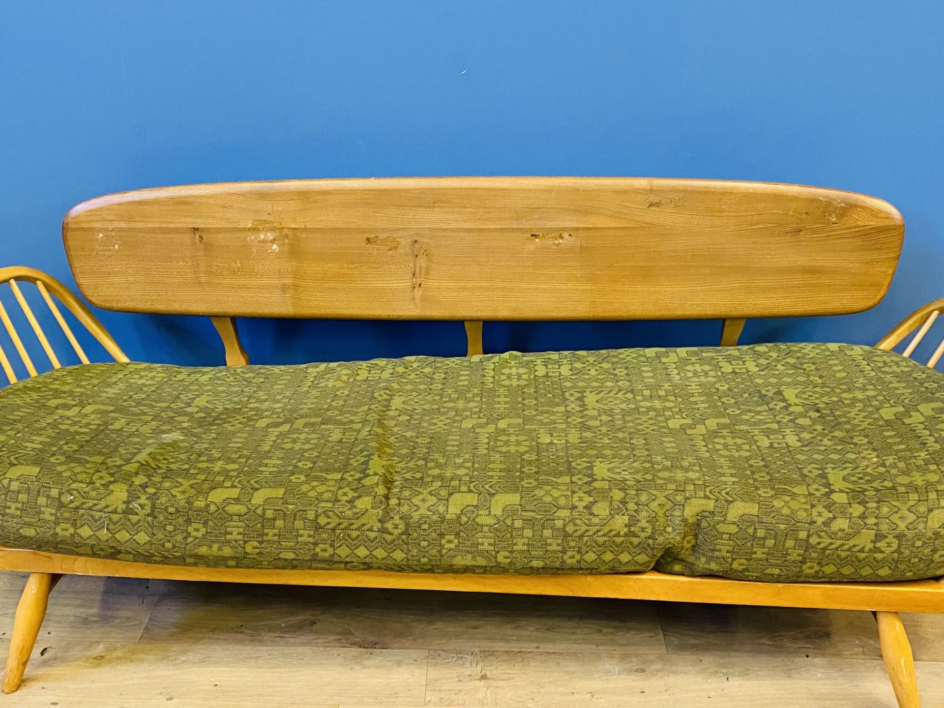 Ercol style beech studio sofa - Image 4 of 5