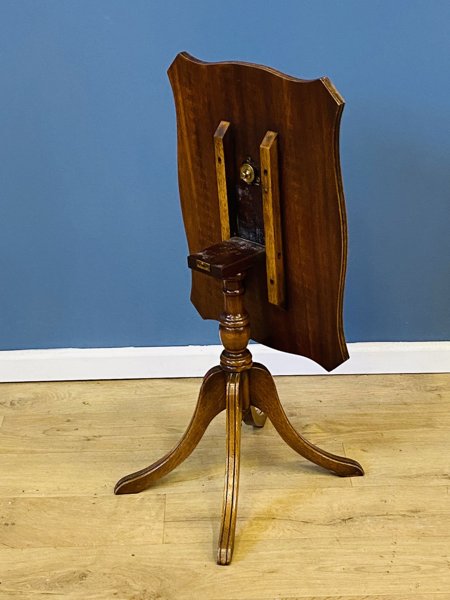 Reprodux mahogany tilt top occasional table - Image 4 of 4