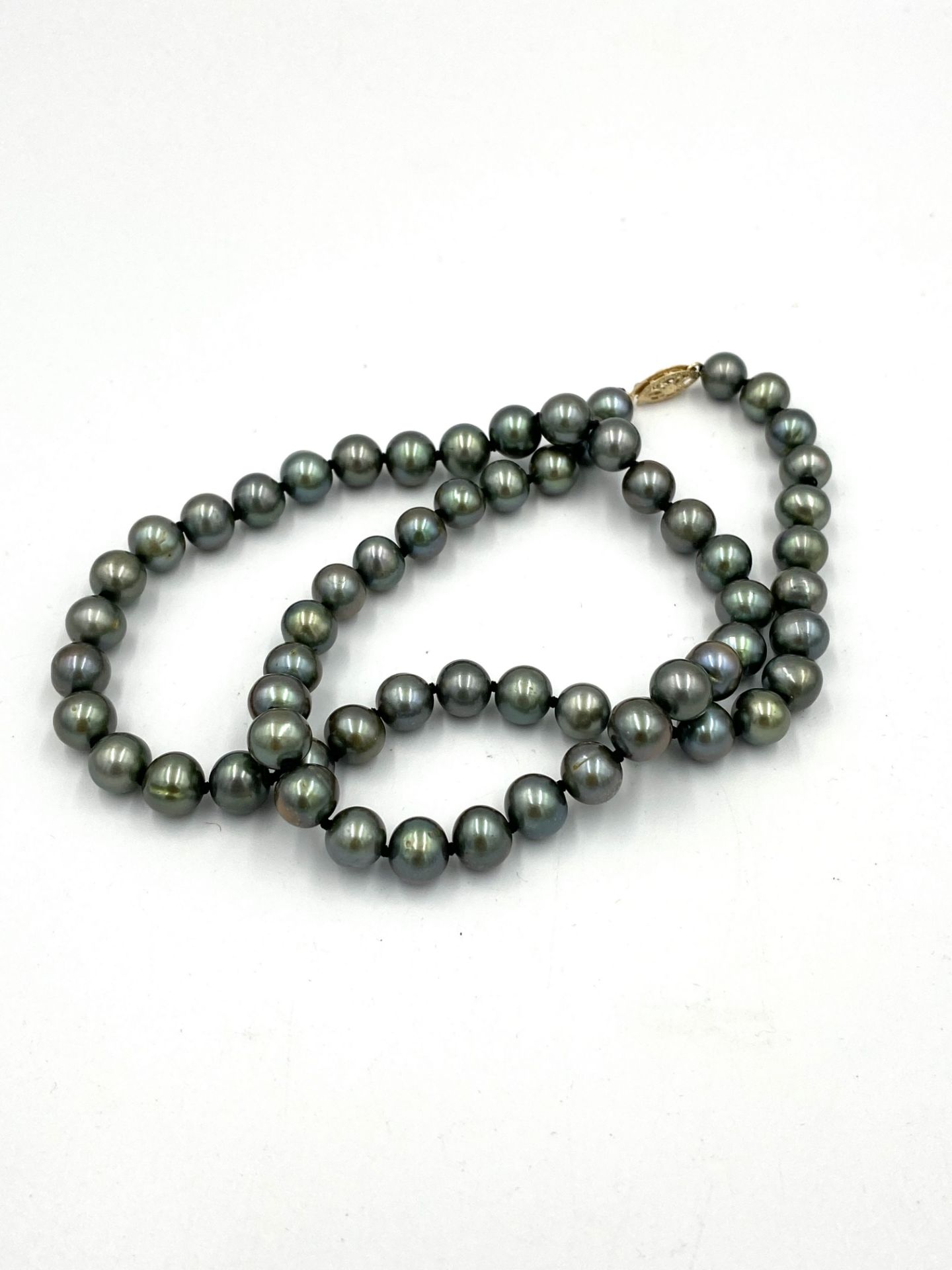 Green pearl necklace with 10ct gold clasp