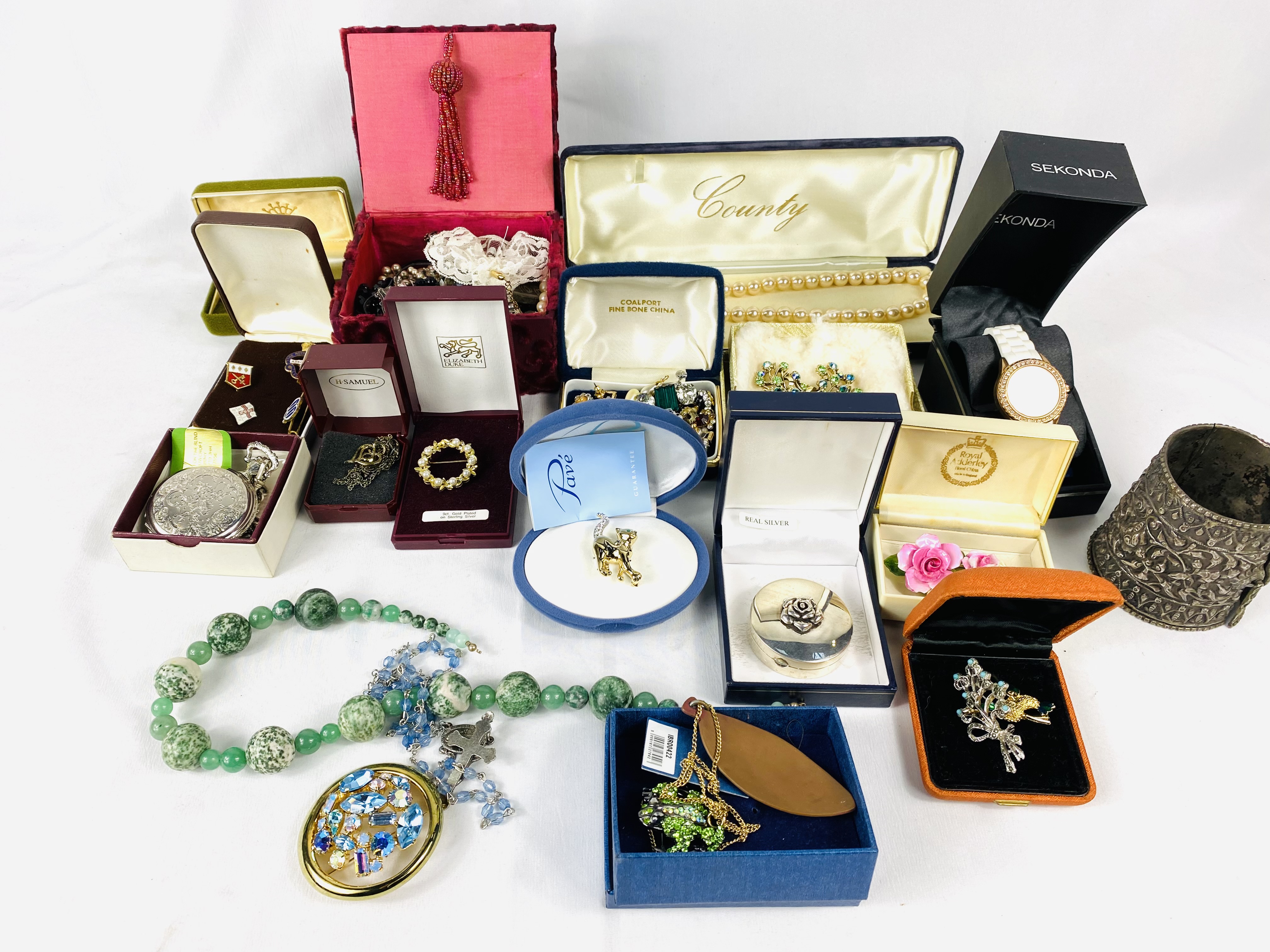 Quantity of costume jewellery