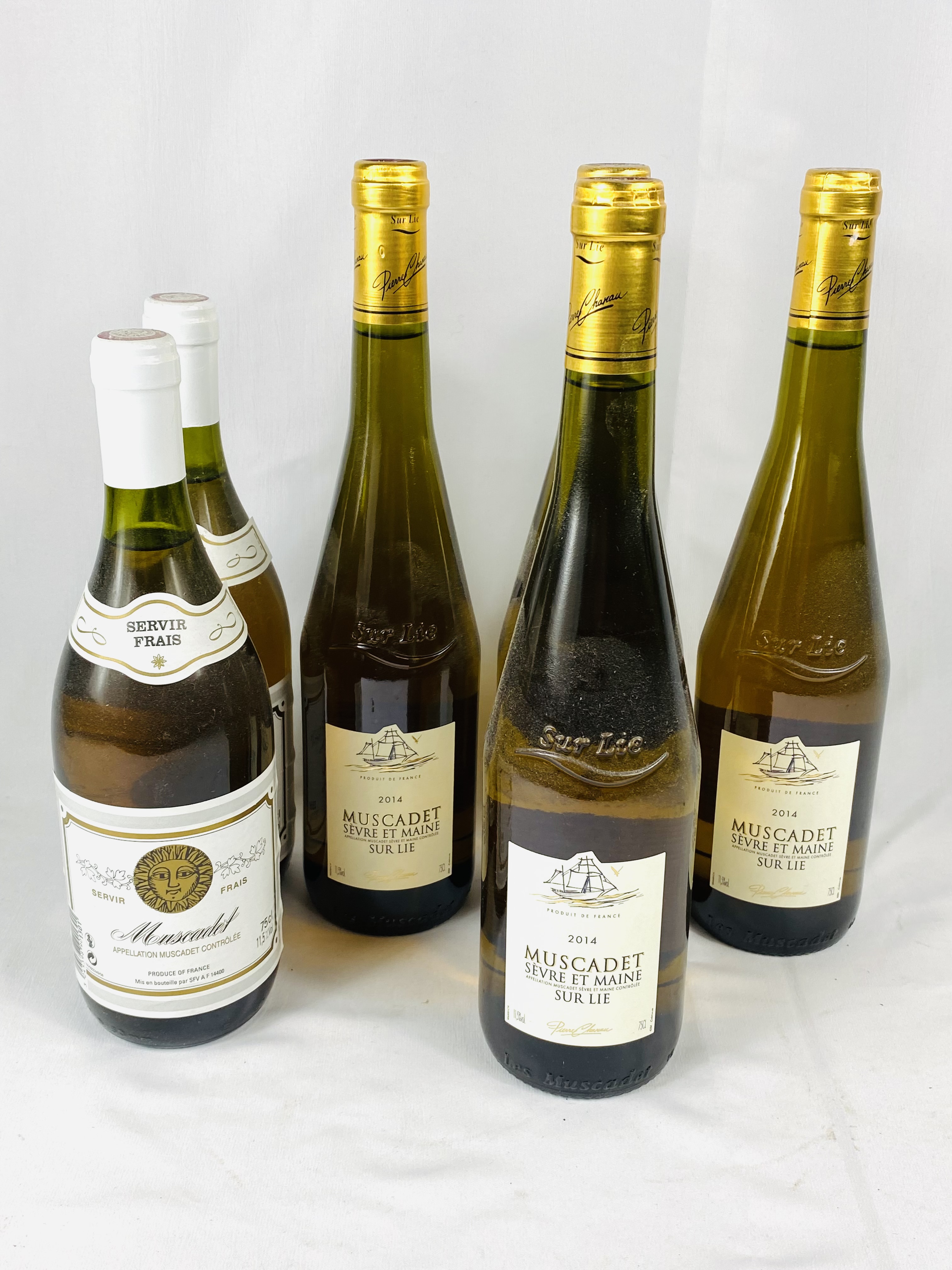 Four bottles 75cl of Muscadet Sèvre et Maine; together with two 75cl bottles of Muscadet