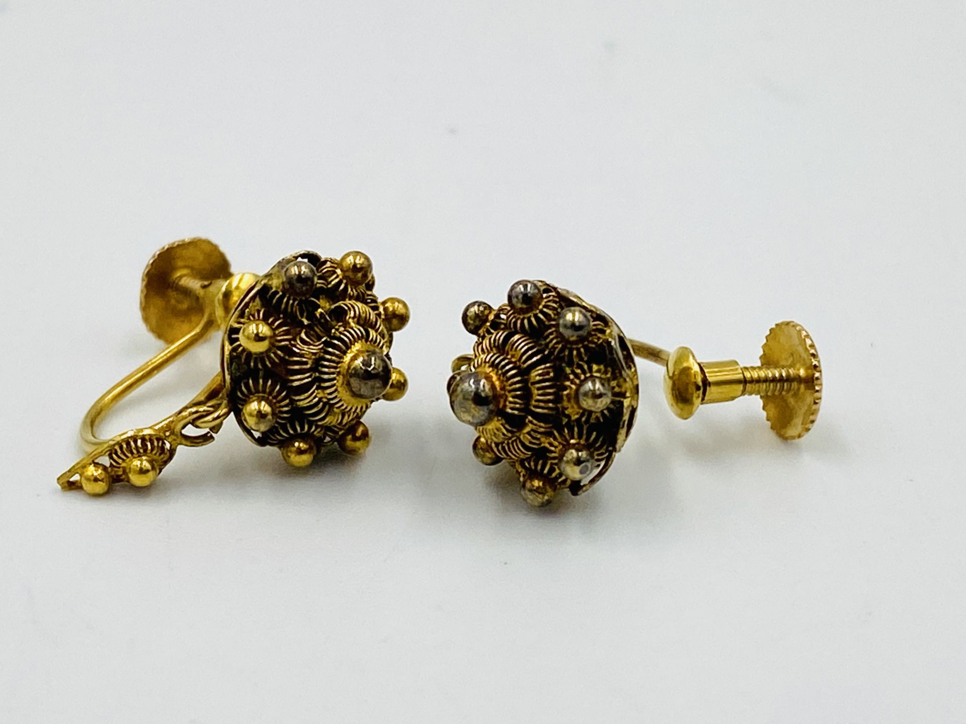 A pair of 9ct gold earrings - Image 4 of 4