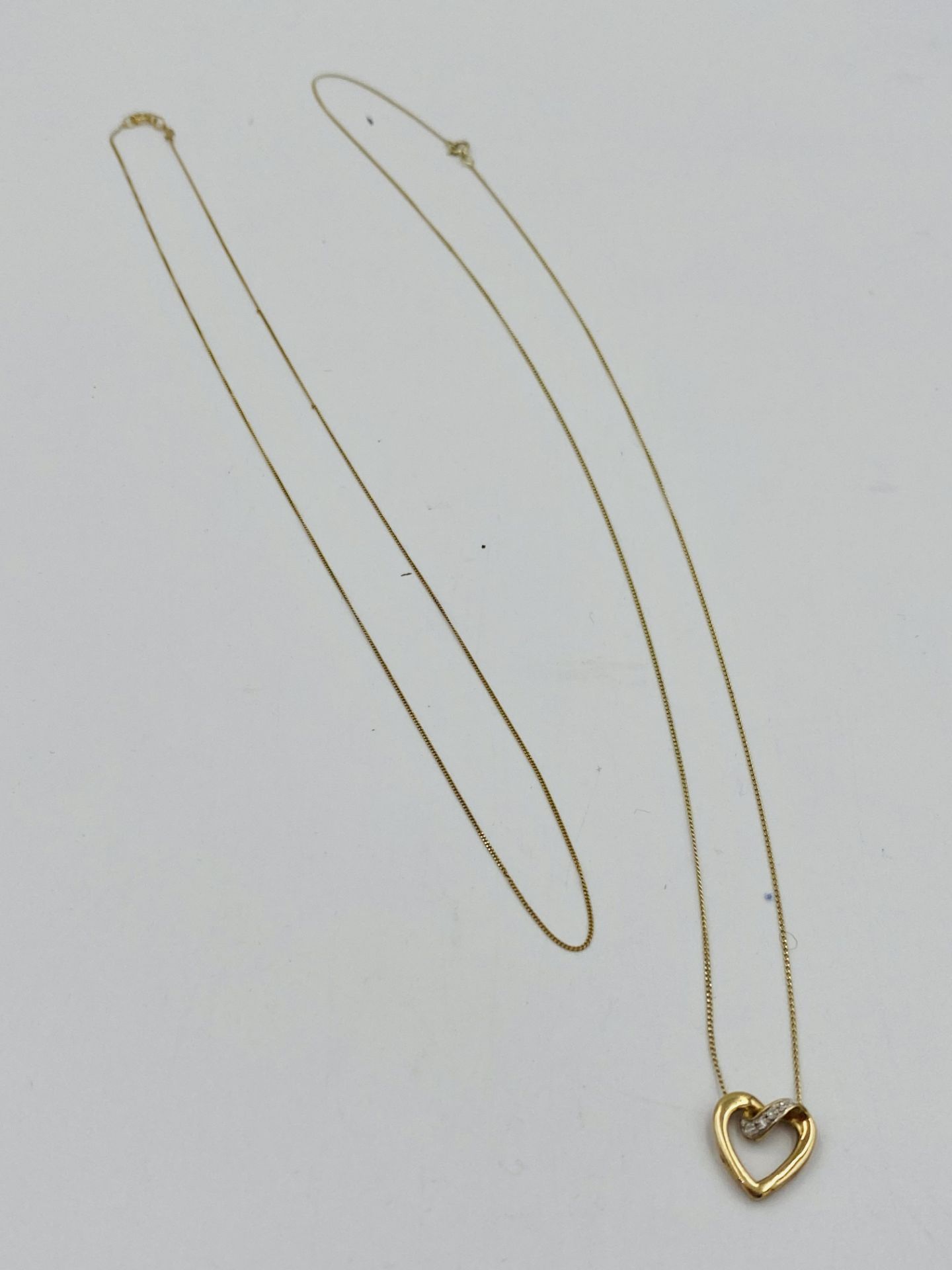 9ct gold heart shaped pendant on 9ct gold chain - Image 4 of 4