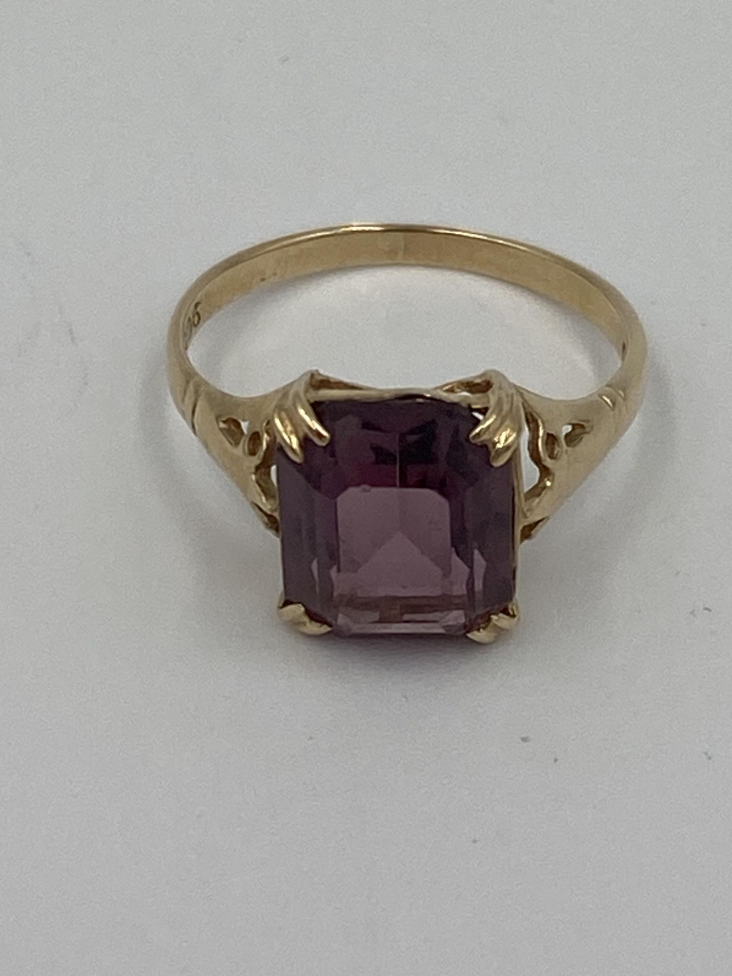 9ct gold ring set with a purple stone - Bild 4 aus 5