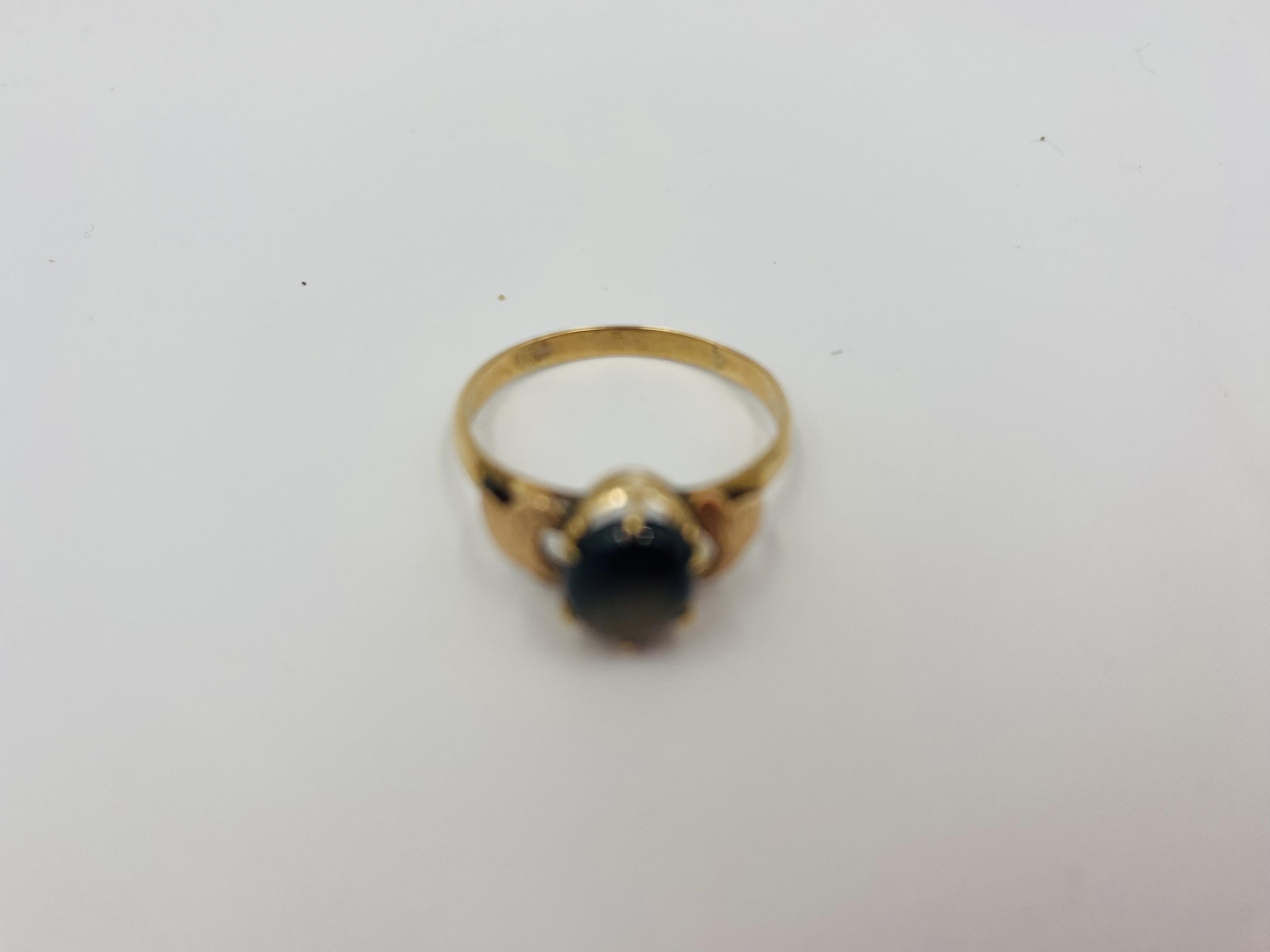 9ct gold ring set with a sapphire cabochon - Image 2 of 9