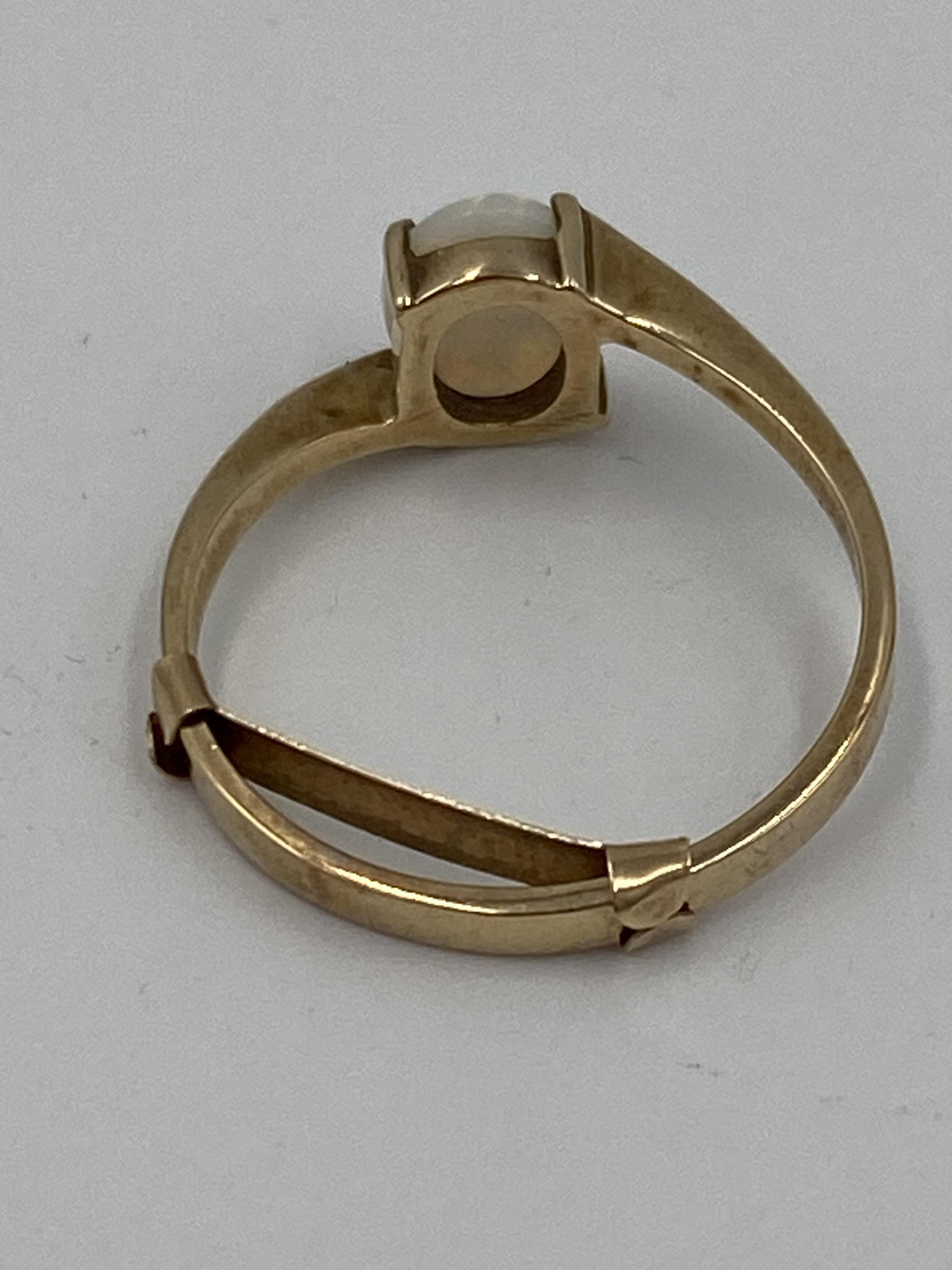 9ct gold ring set with an opal - Image 2 of 4