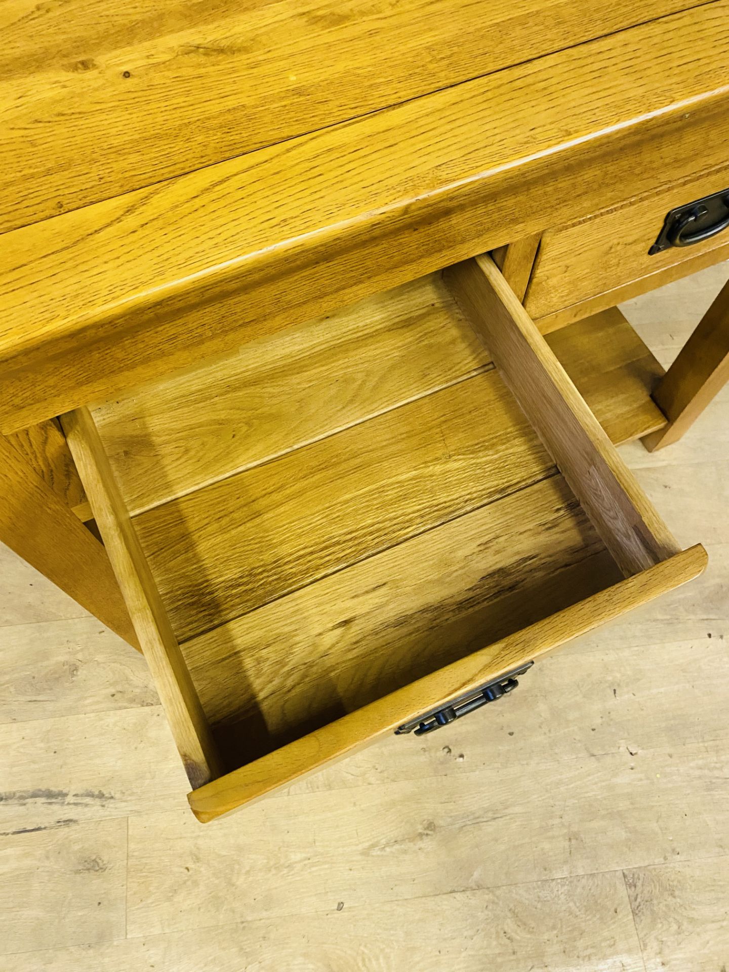 Contemporary oak console table - Image 3 of 6