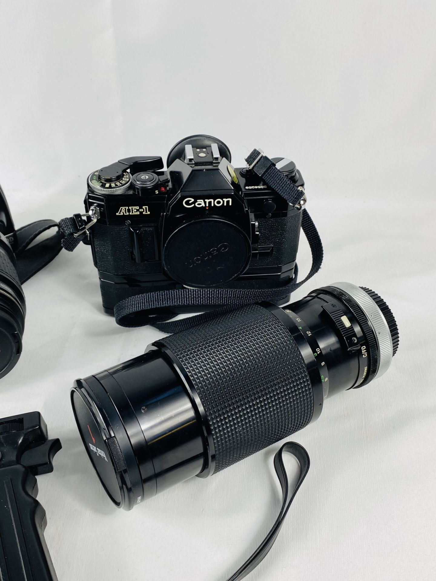 Canon EOS 400D camera and a Canon AE-1 camera - Bild 2 aus 4