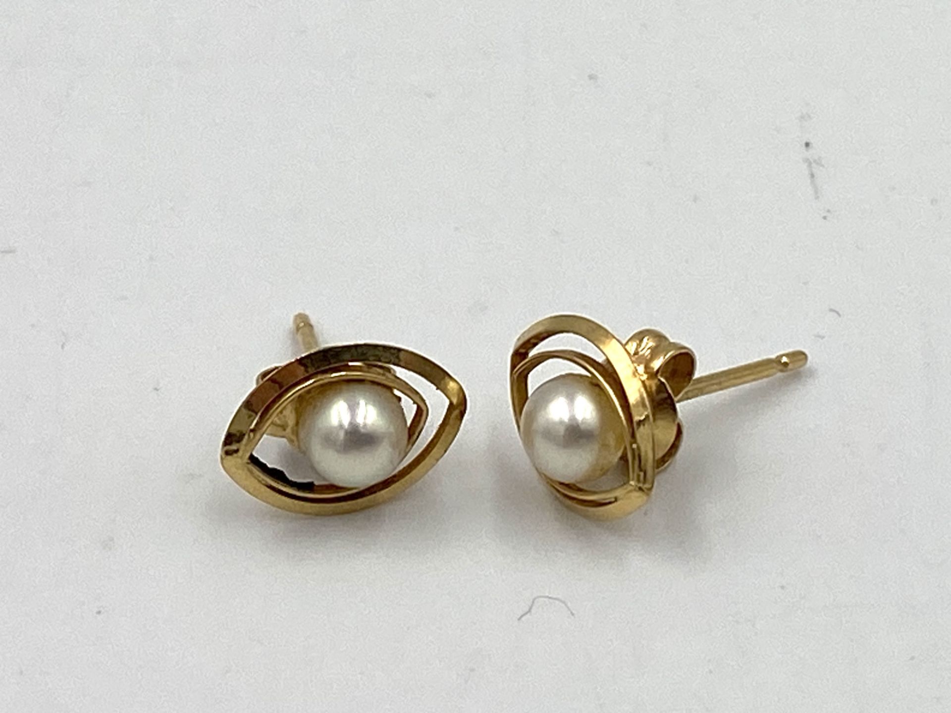 Pair of 18ct pearl earrings