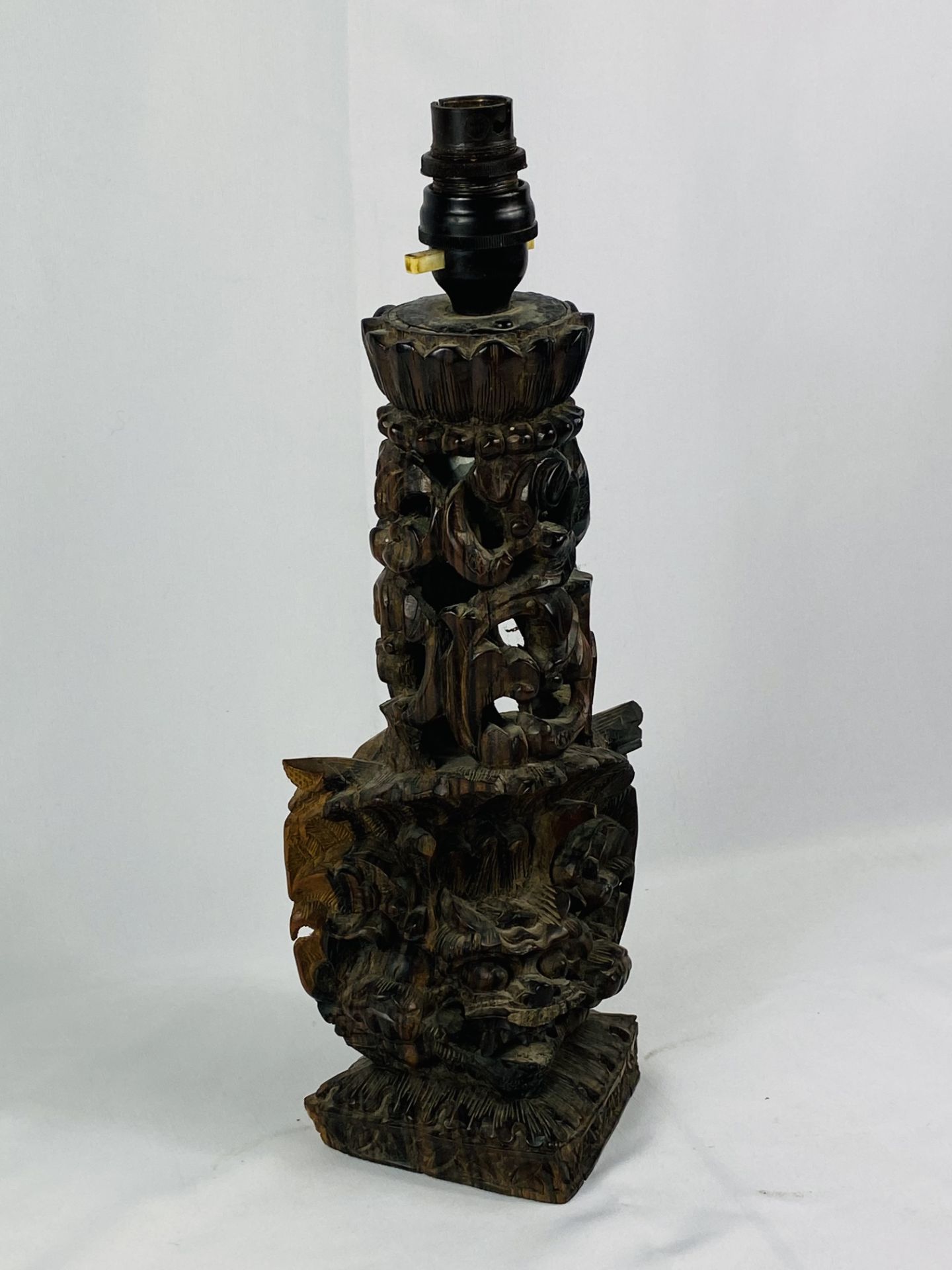 Carved wood Oriental style table lamp - Image 3 of 4