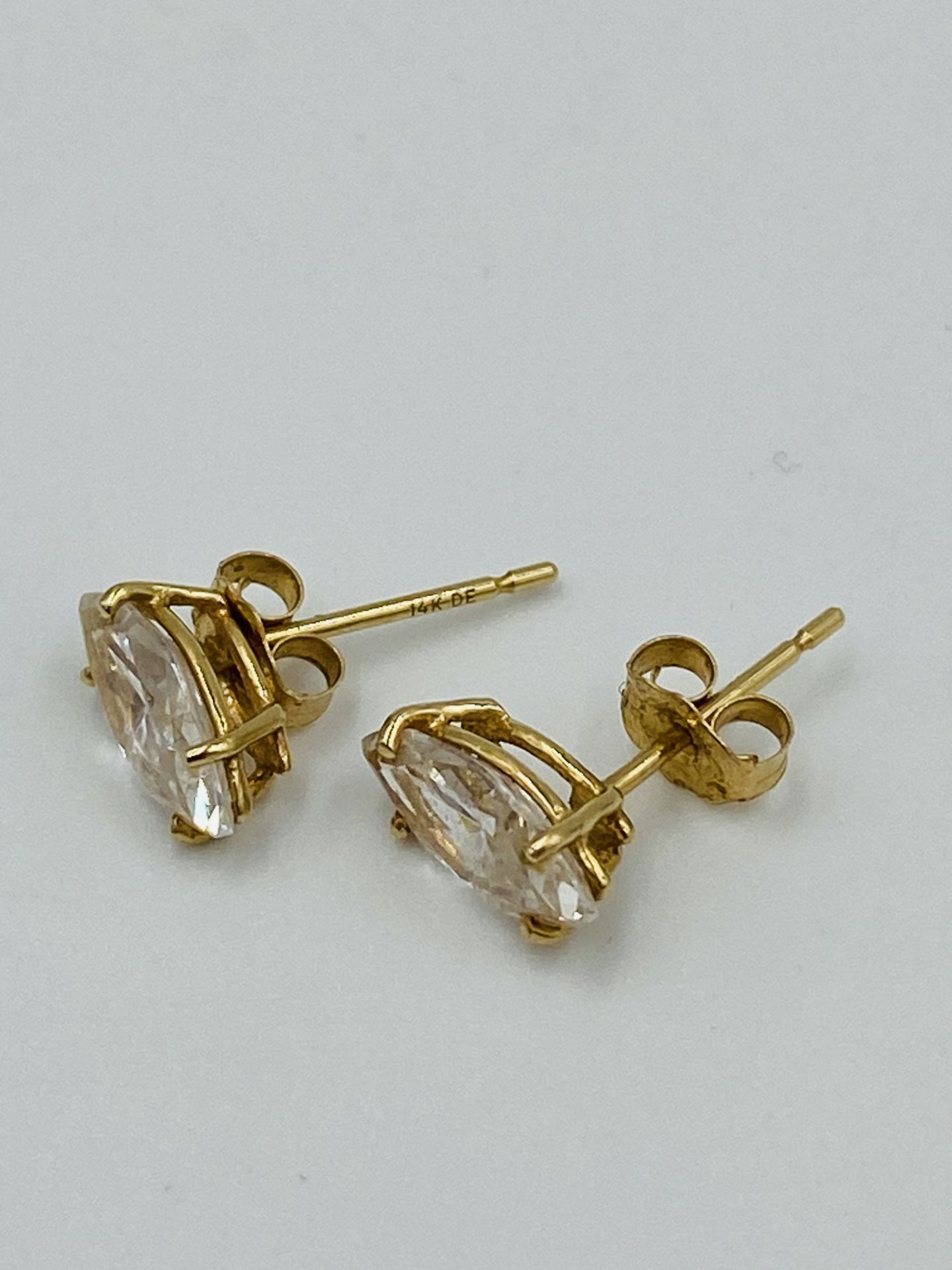 Pair of 14ct gold earrings set with a white stone - Bild 2 aus 4