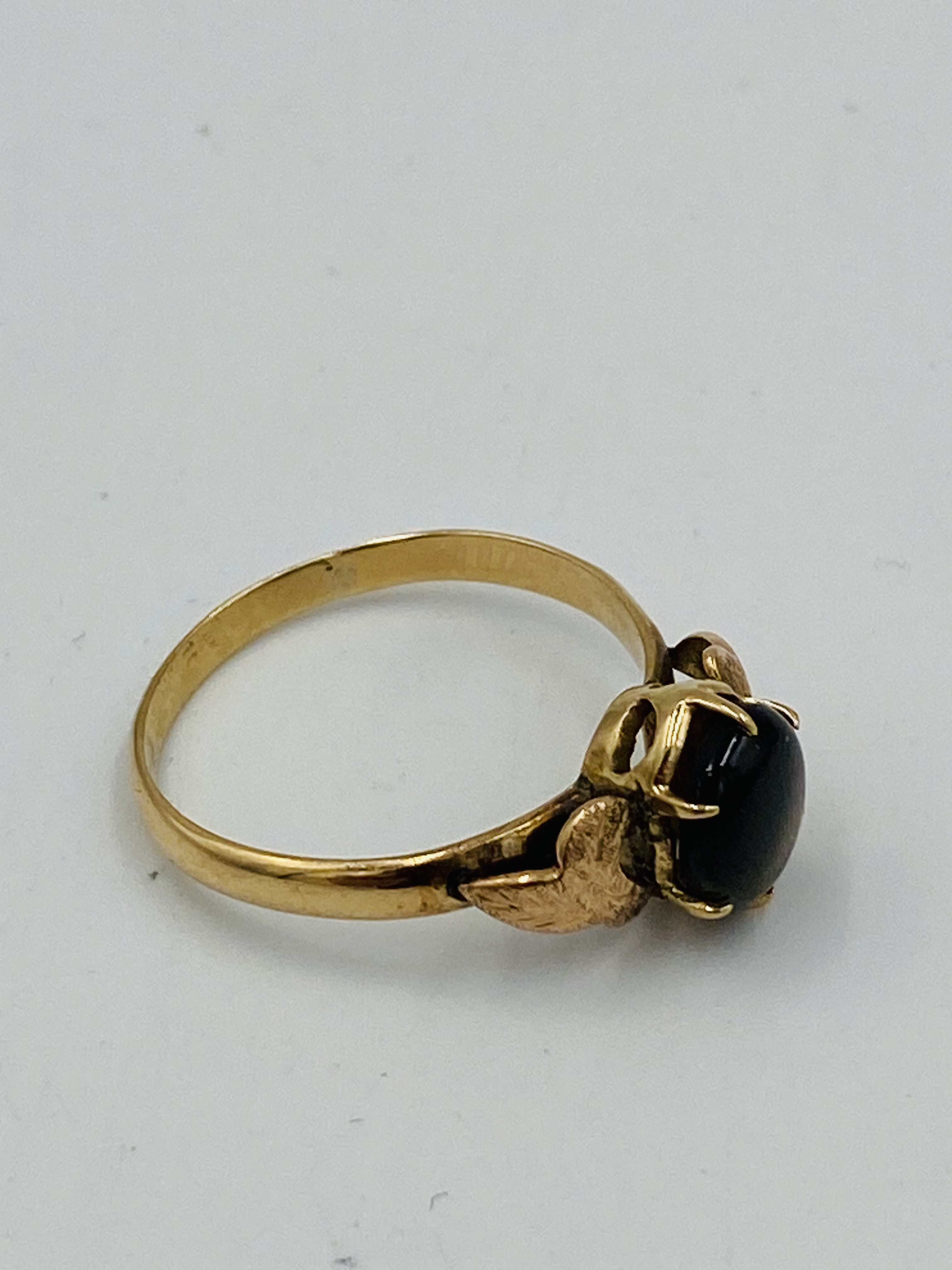 9ct gold ring set with a sapphire cabochon - Image 5 of 9