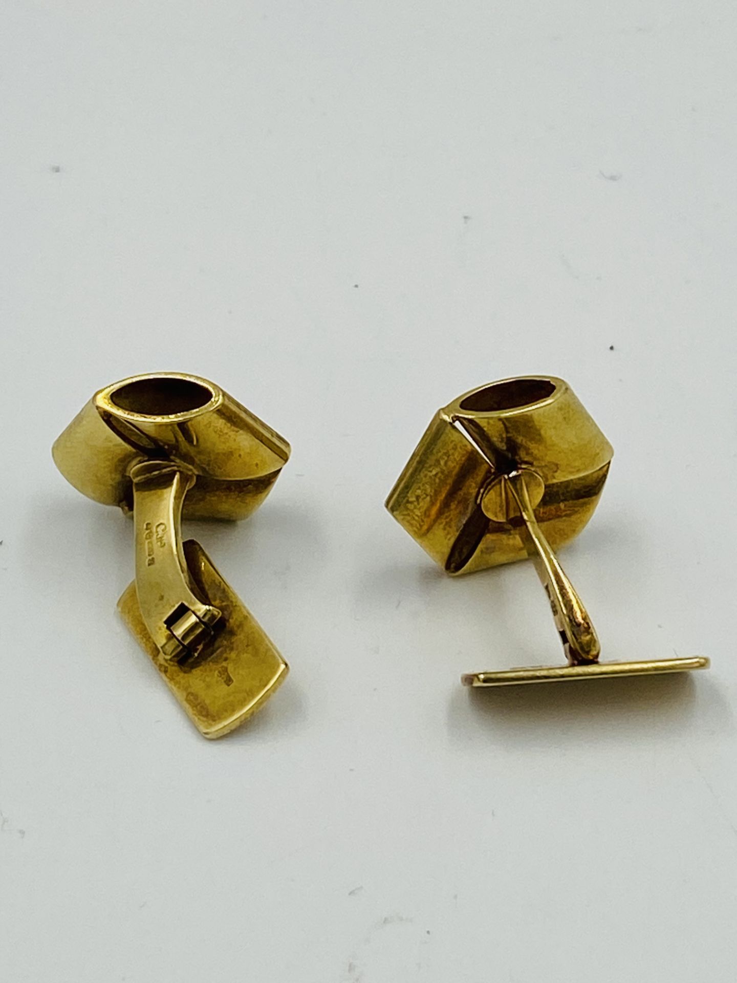 A pair of 14ct gold cufflinks - Image 3 of 4