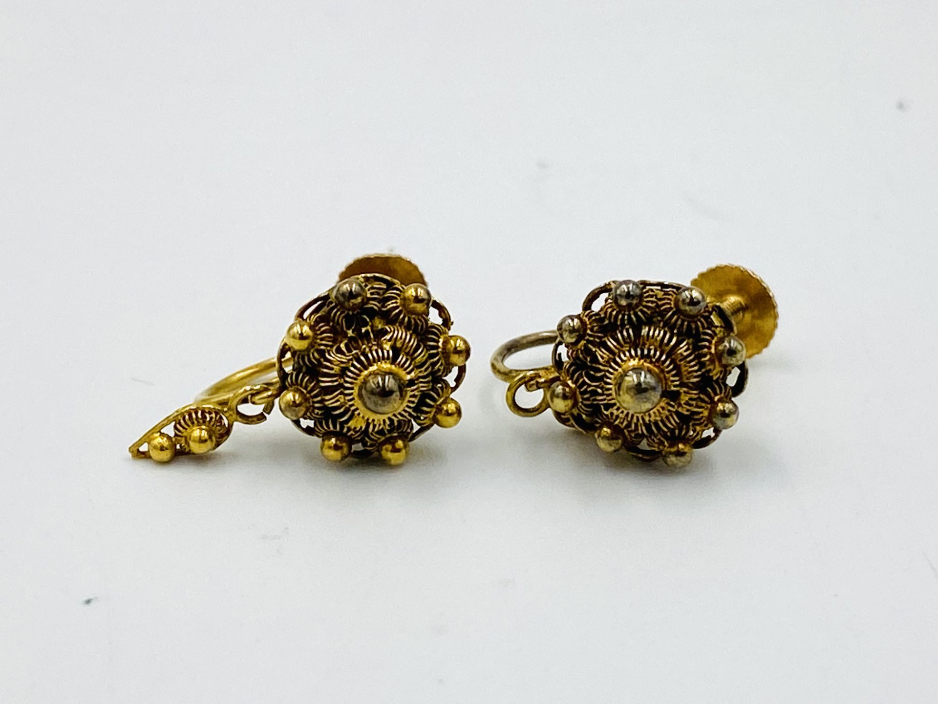 A pair of 9ct gold earrings - Image 3 of 4