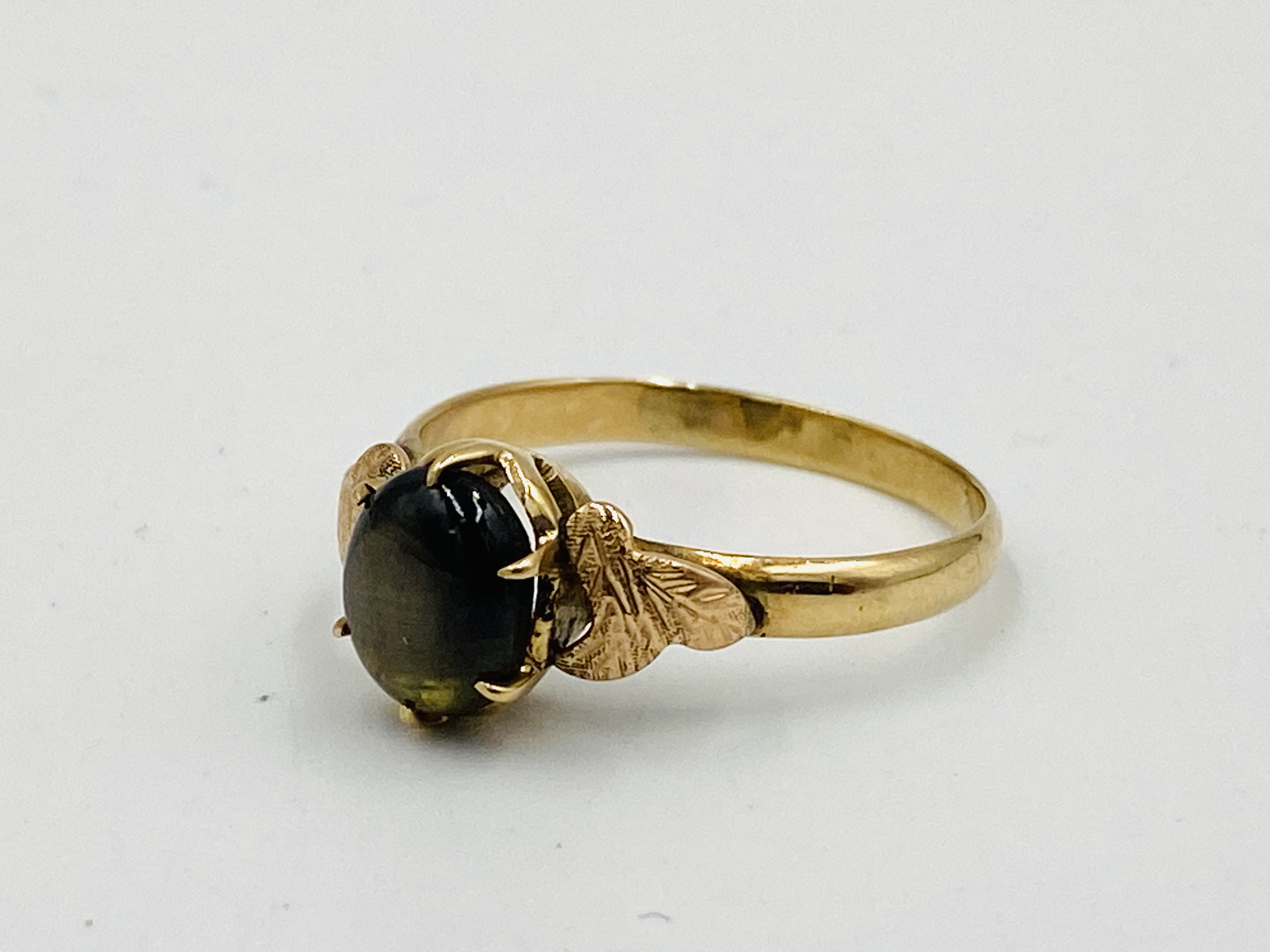 9ct gold ring set with a sapphire cabochon - Image 3 of 9
