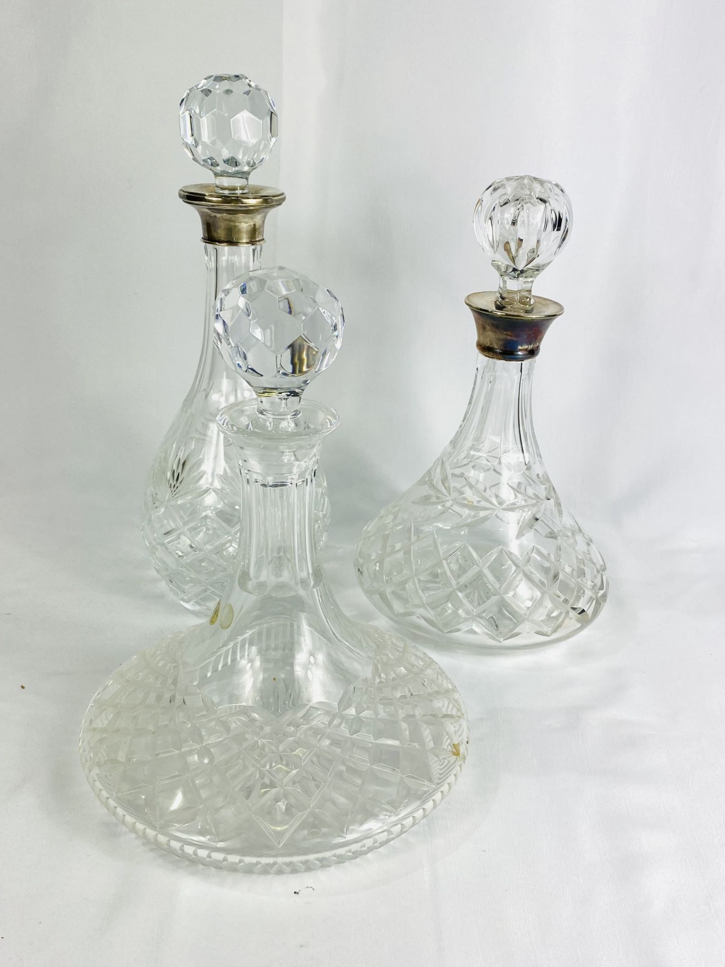 Two cut glass decanters with silver collars together with a cut glass ships decanter - Bild 4 aus 4