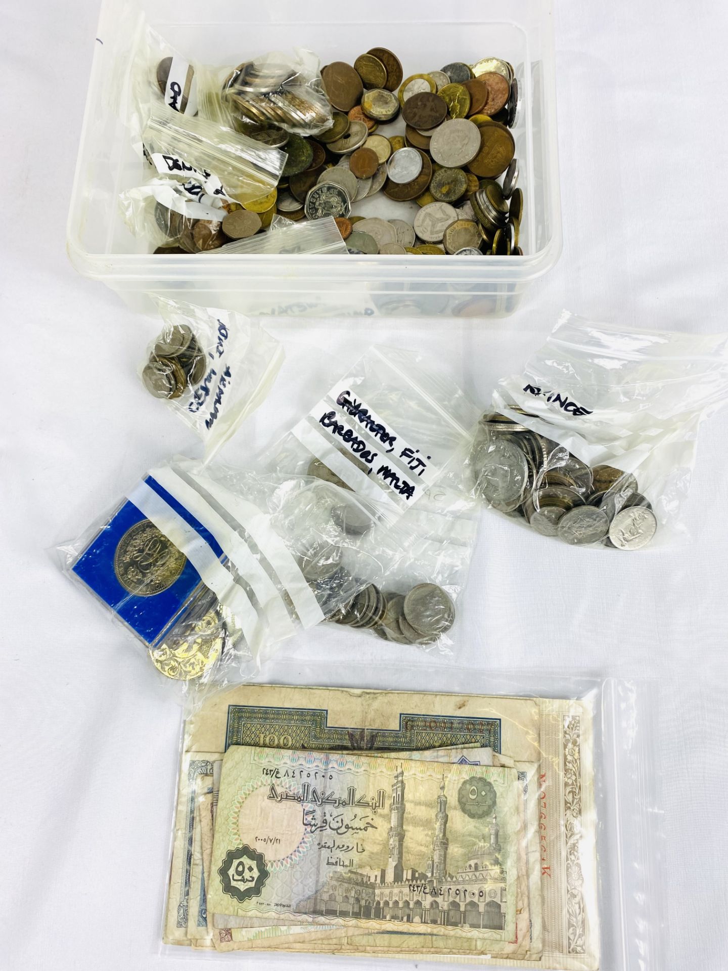 Quantity of World coins and banknotes.