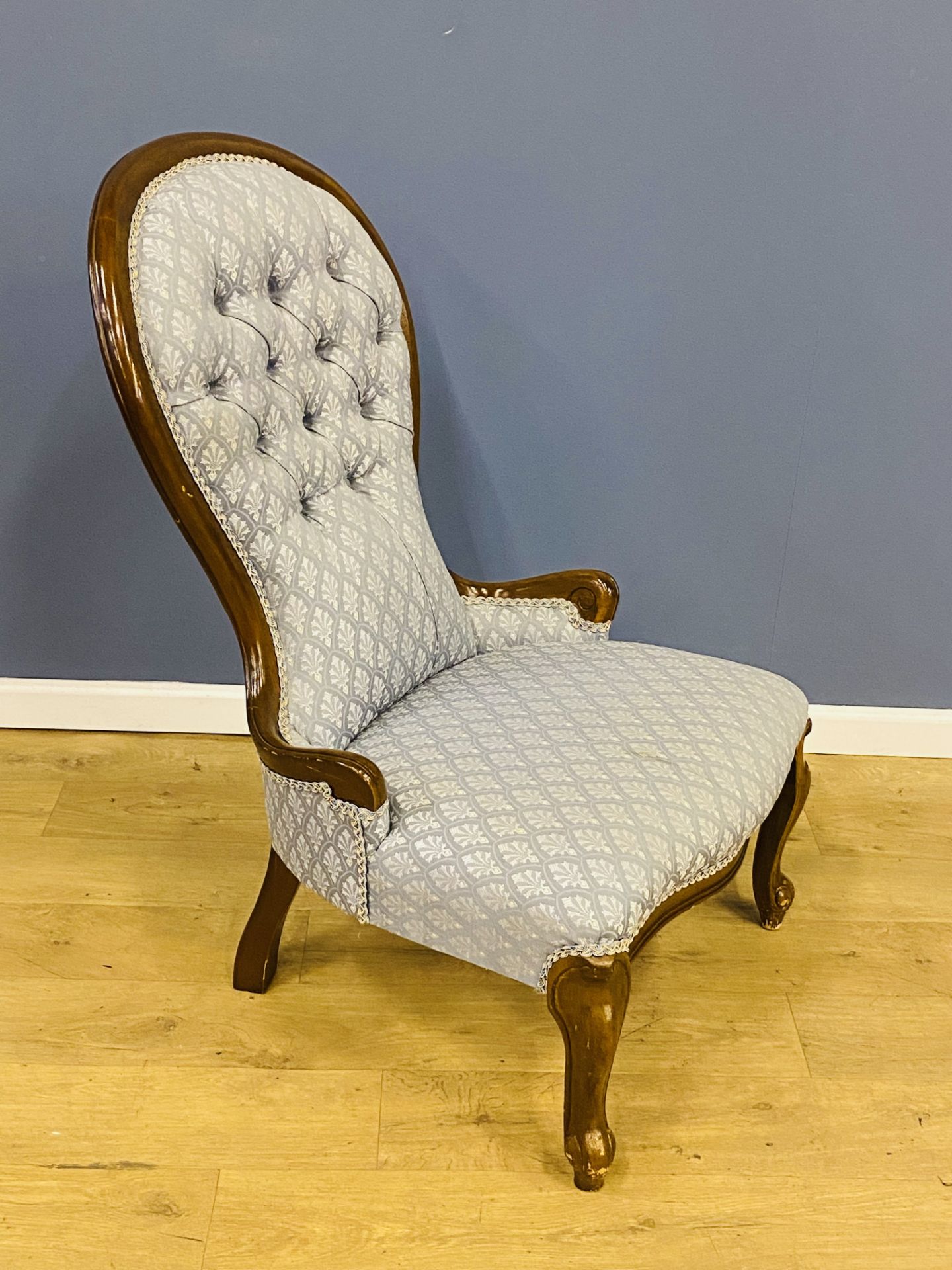Mahogany button backed nursing chair - Image 3 of 5