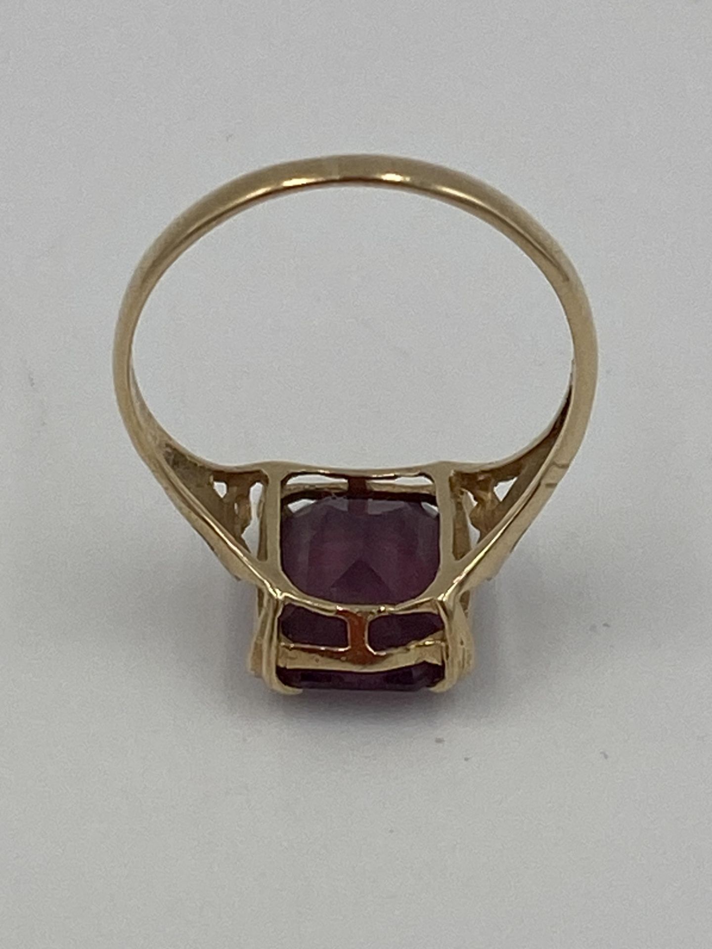 9ct gold ring set with a purple stone - Bild 5 aus 5
