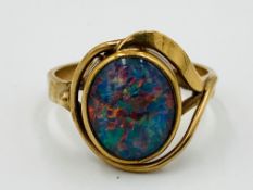 9ct gold ring set with an opal