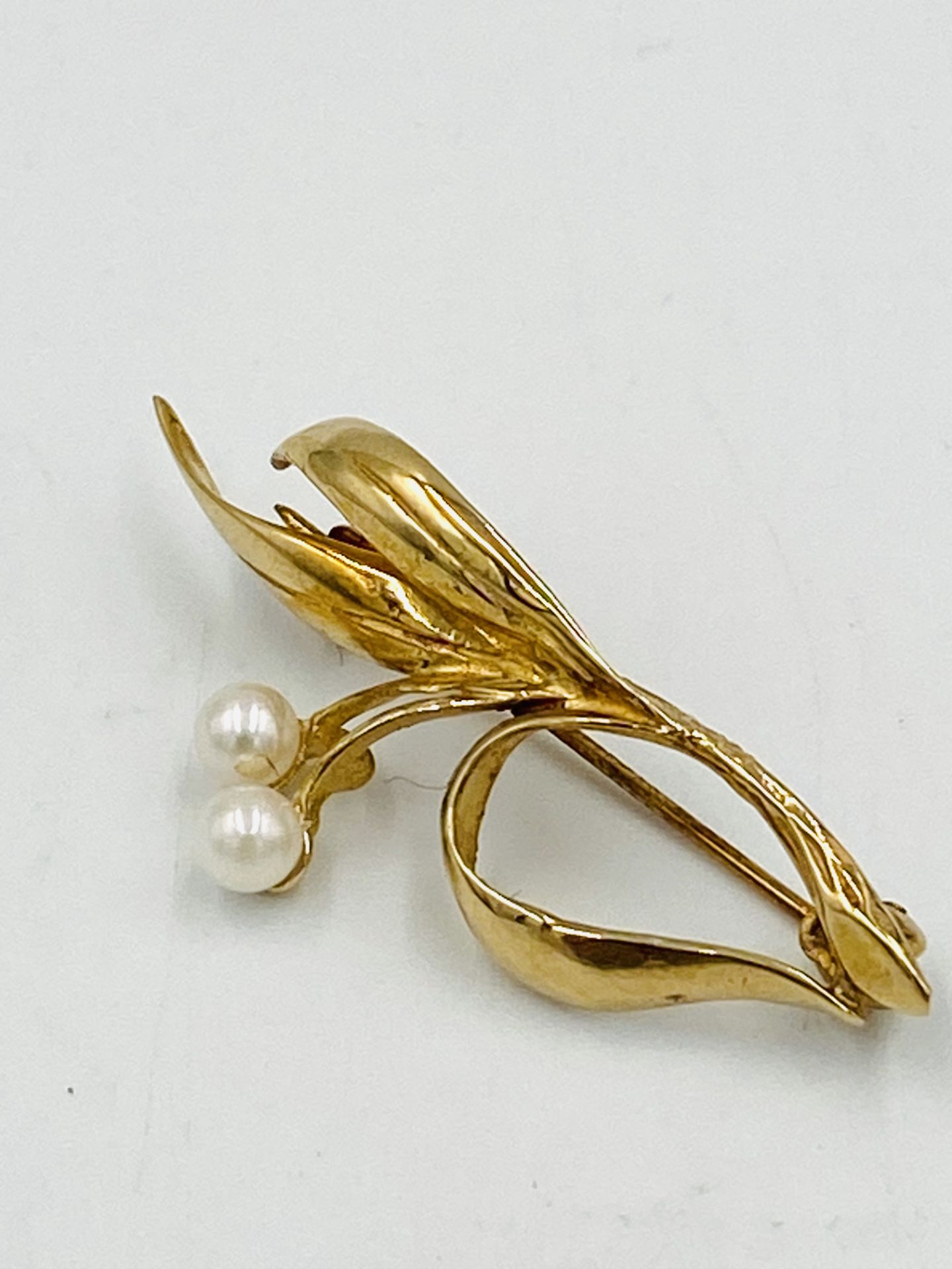 9ct gold brooch set with two pearls - Image 2 of 3