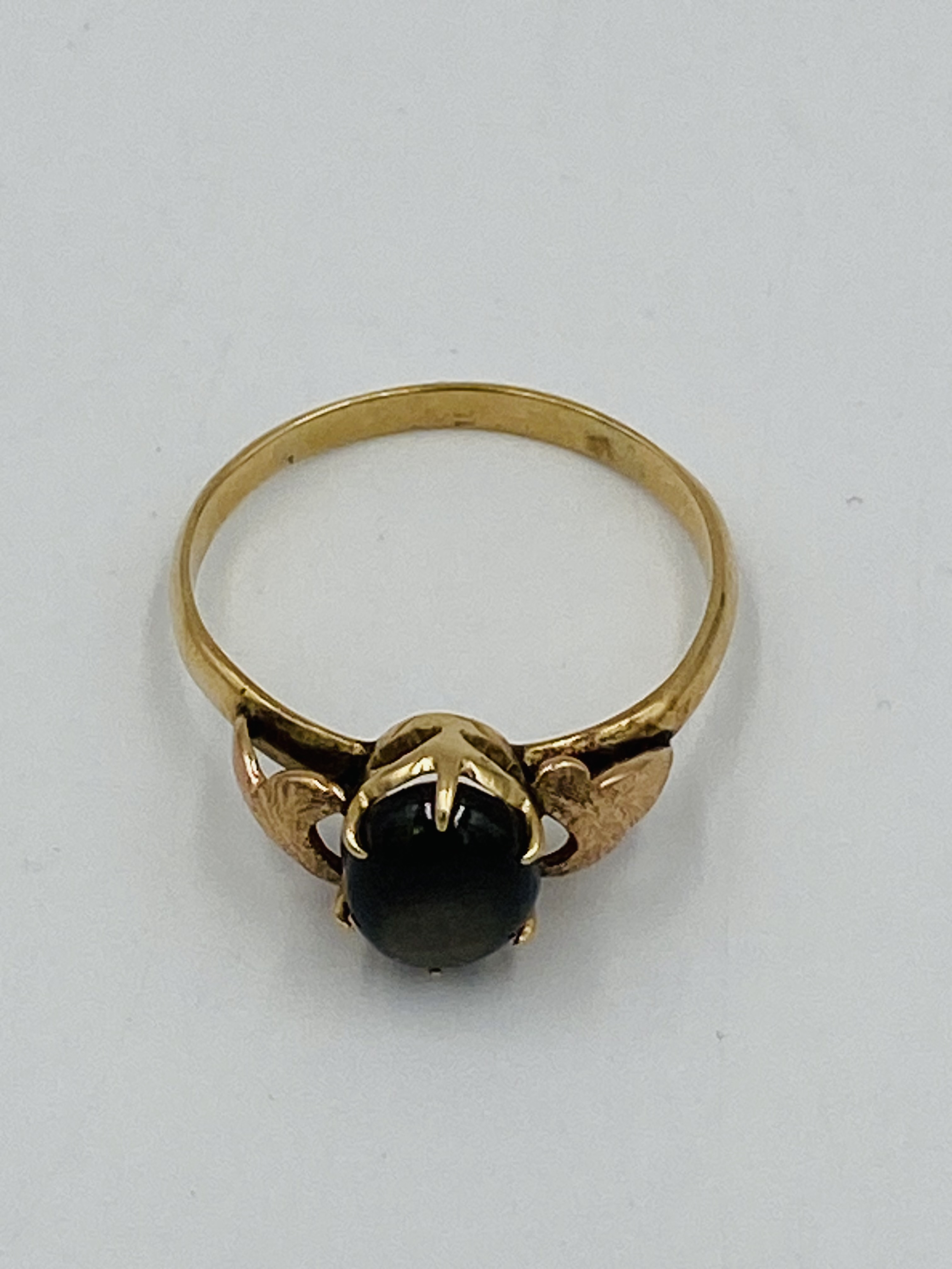 9ct gold ring set with a sapphire cabochon