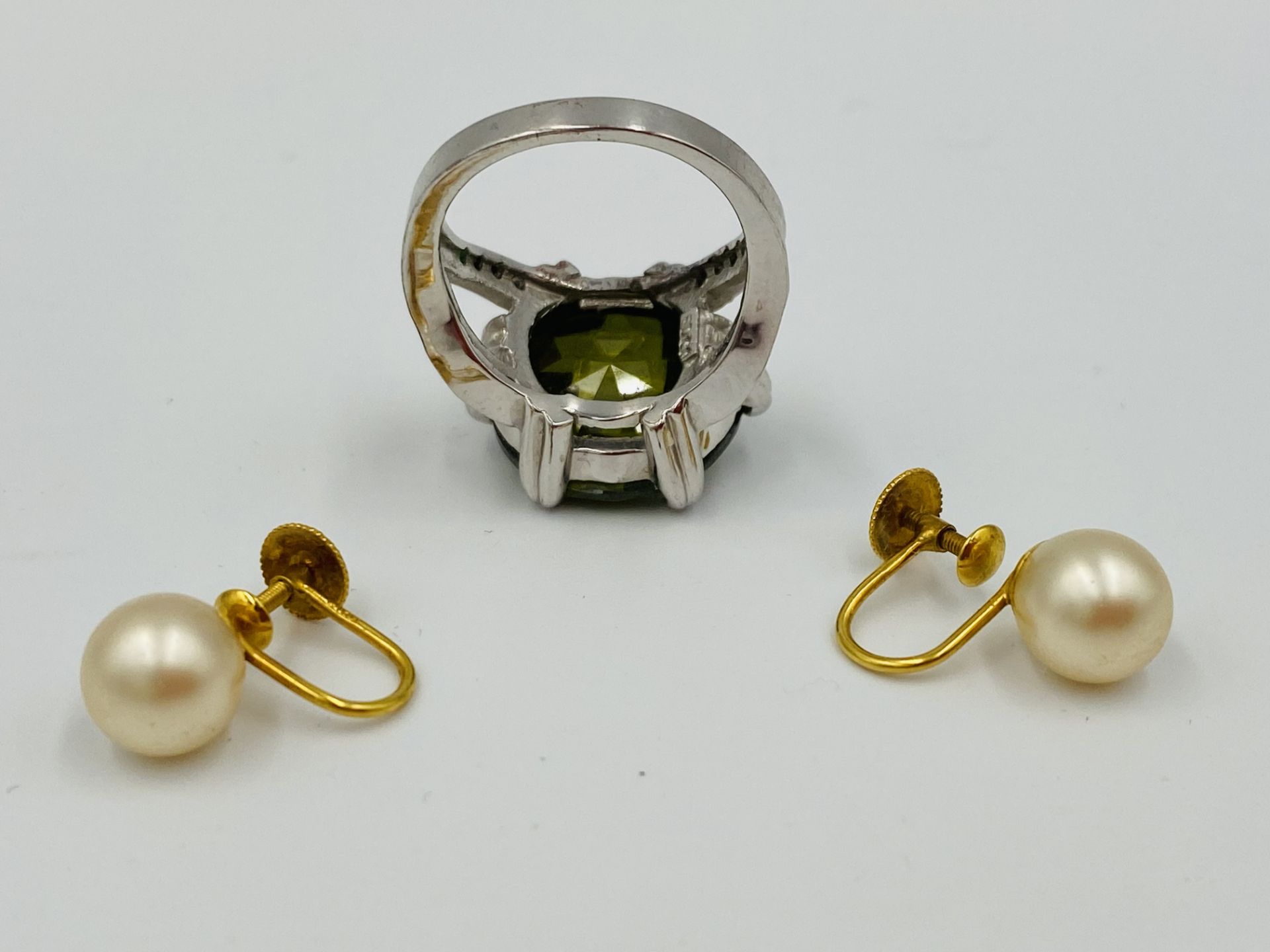 Pair of Ciro earrings together with a ring set with a tourmaline - Bild 8 aus 8