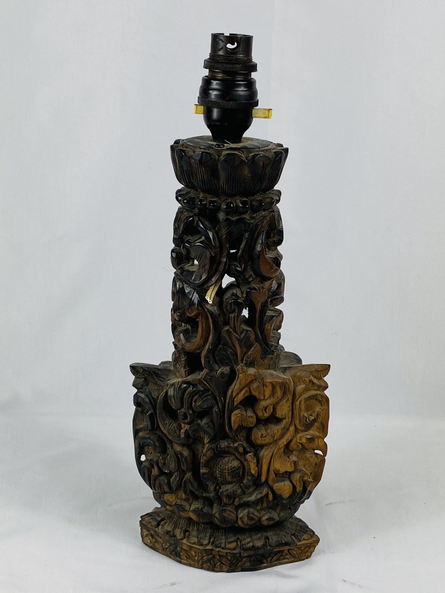 Carved wood Oriental style table lamp - Image 4 of 4