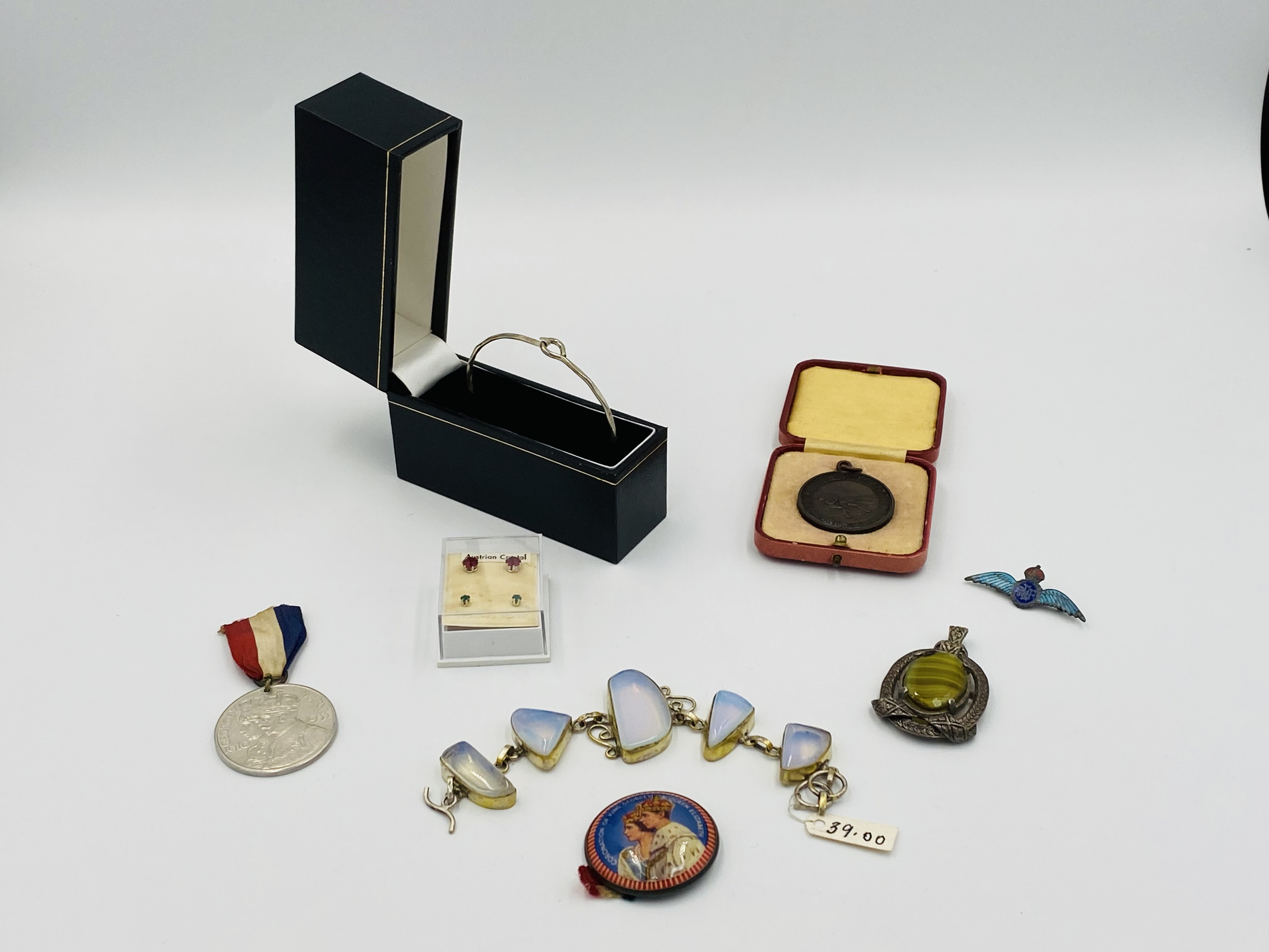 Items of silver and costume jewellery