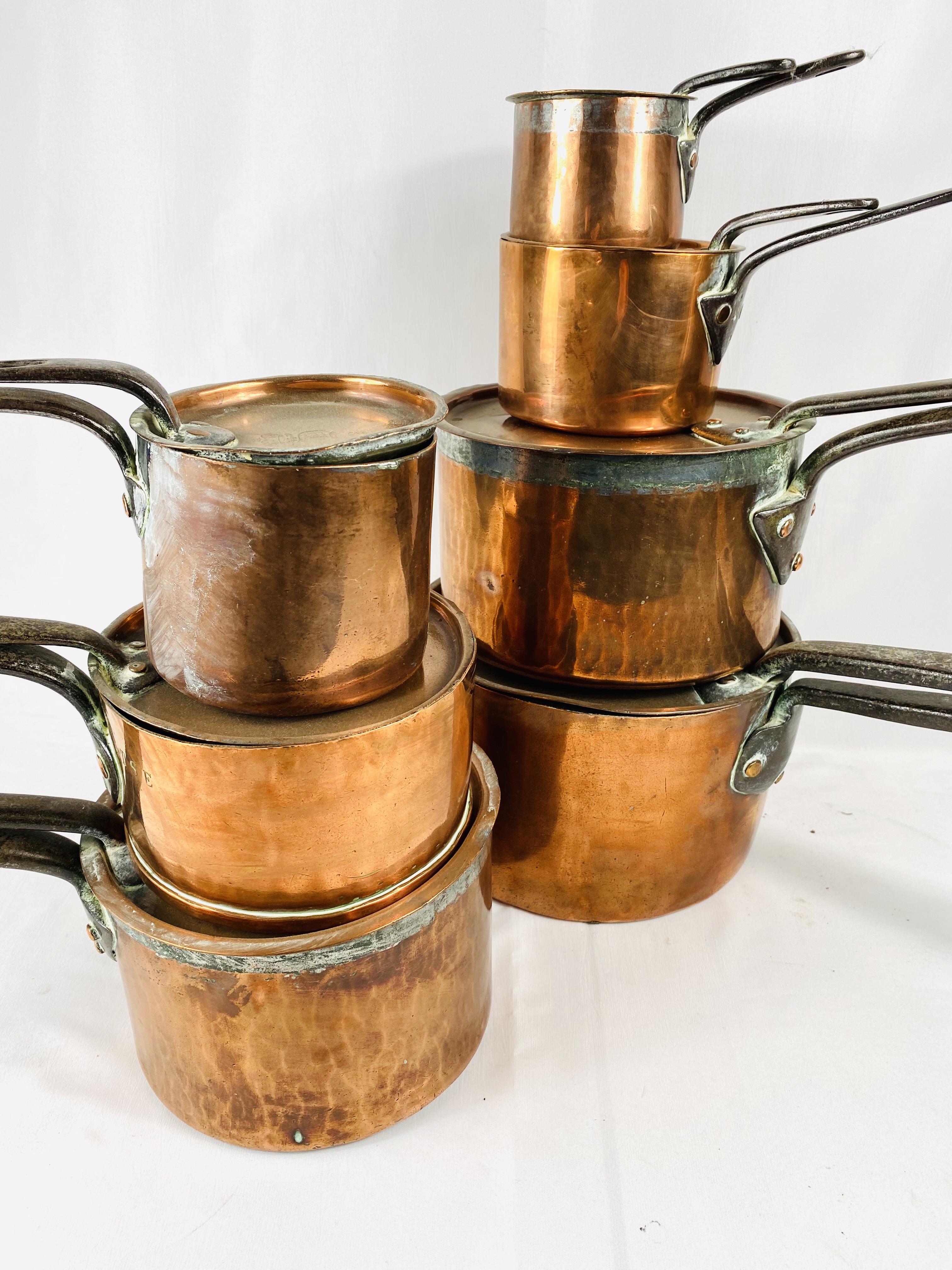 Seven Victorian tin lined copper saucepans with lids - Image 2 of 4